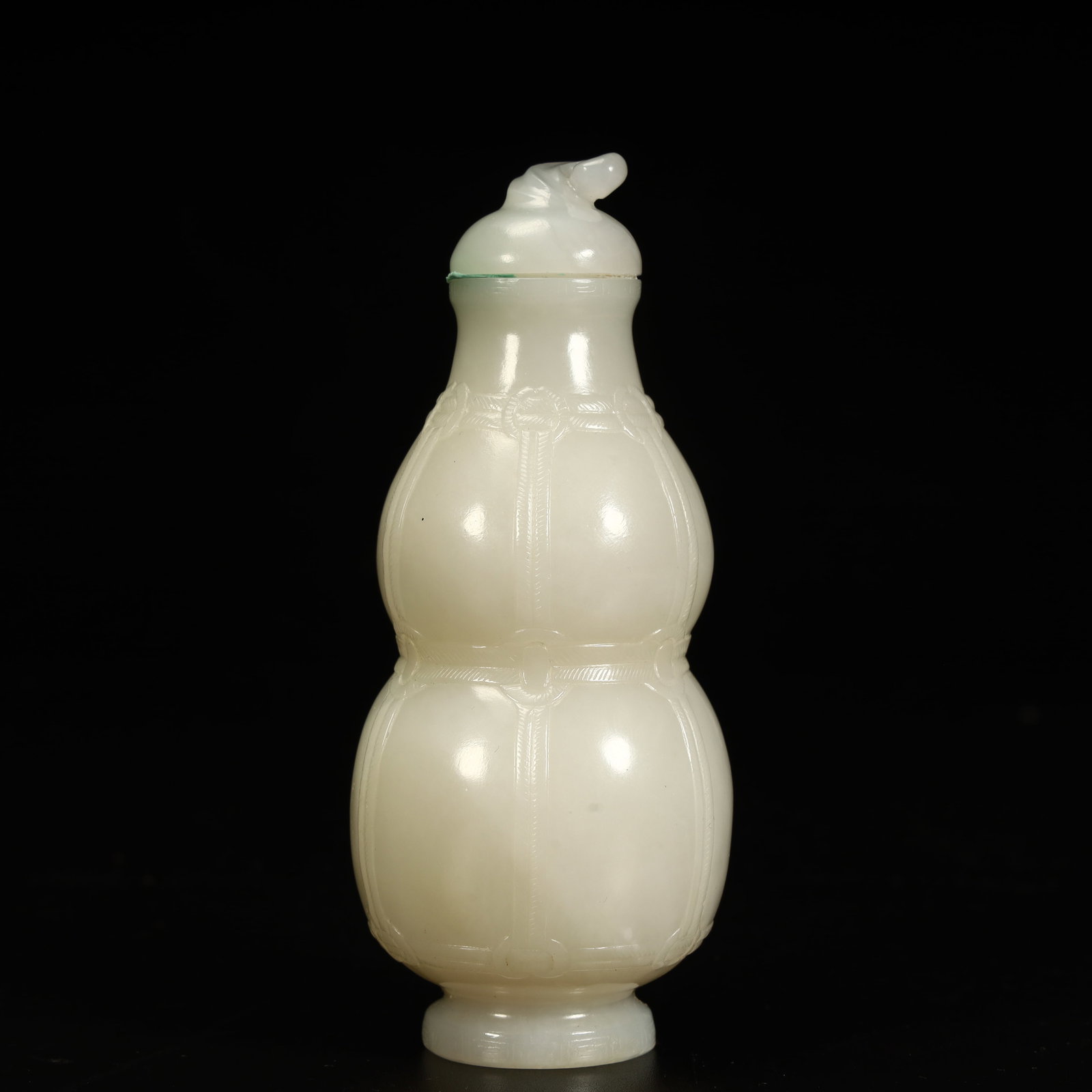 A Hetian jade gourd bottle from the Qing Dynasty: Hetian jade gourd bottle of the Qing Dynasty Size:H:11.5cmxL:5cmxW:5cm W: 0.141kg (The Dimensions Of All Batches Are Manually Measured.If You Need More Detailed Information, Please Contact Our Custome