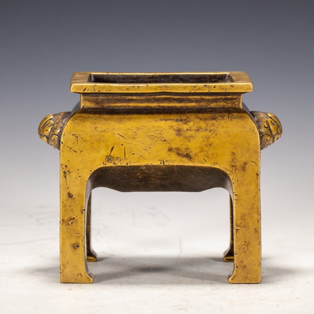 A fine copper gilt square furnace: Exquisite copper gilt square furnace Size:L:14cm W:11cm H:12cm W:1.92kg (The Dimensions Of All Batches Are Manually Measured.If You Need More Detailed Information, Please Contact Our Customer Service 