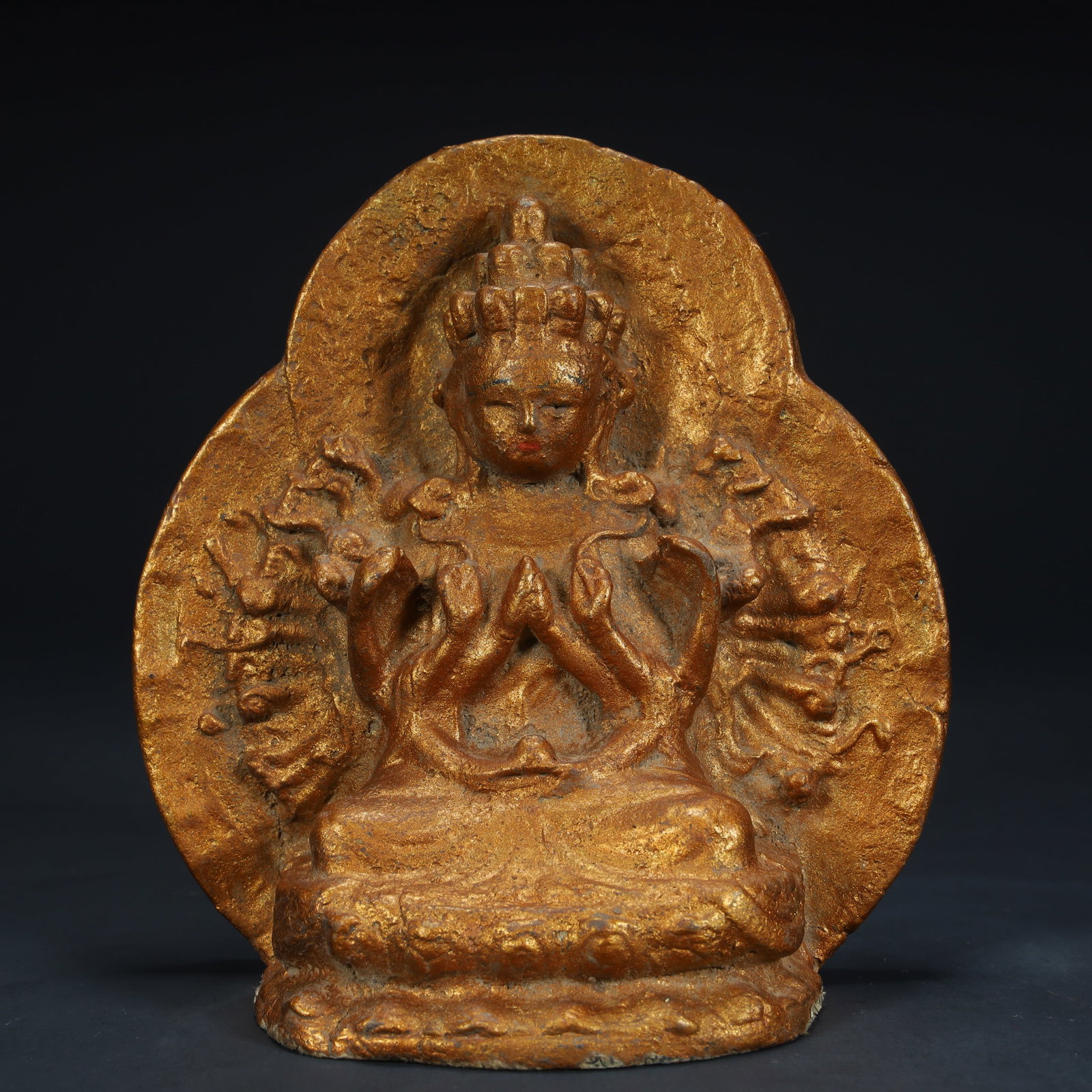 A beautiful gilt statue of Guanyin with a thousand hands: Exquisite gilt statue of Guanyin with a thousand hands Size:H:13cmxL:13cmxW:6cm W: 0.188kg (The Dimensions Of All Batches Are Manually Measured.If You Need More Detailed Information, Please Contact