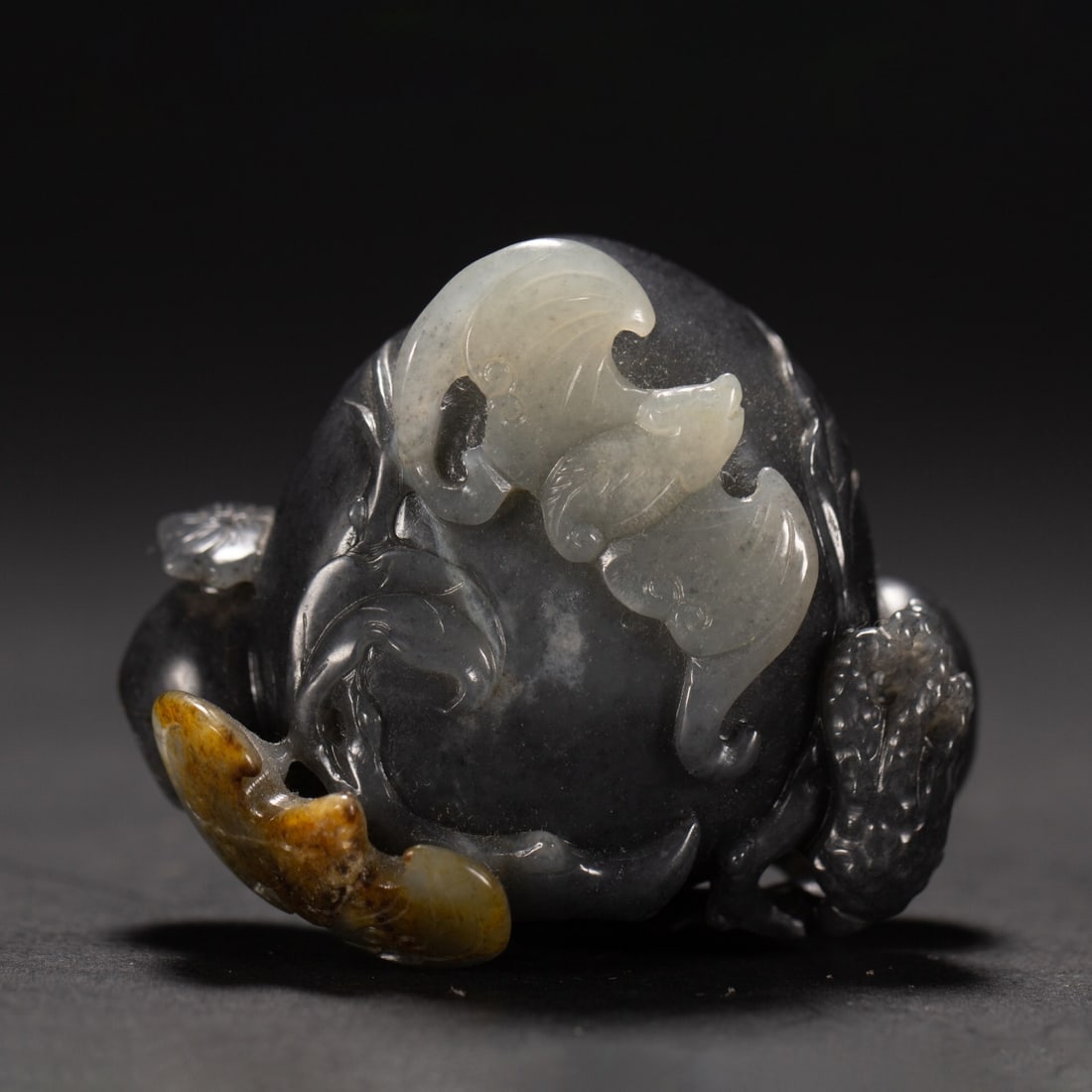 A beautiful Hetian jade ornament: Exquisite Hetian jade ornaments Size:L:6cm W:3.5cm H:5cm W:0.15kg (The Dimensions Of All Batches Are Manually Measured.If You Need More Detailed Information, Please Contact Our Customer Service