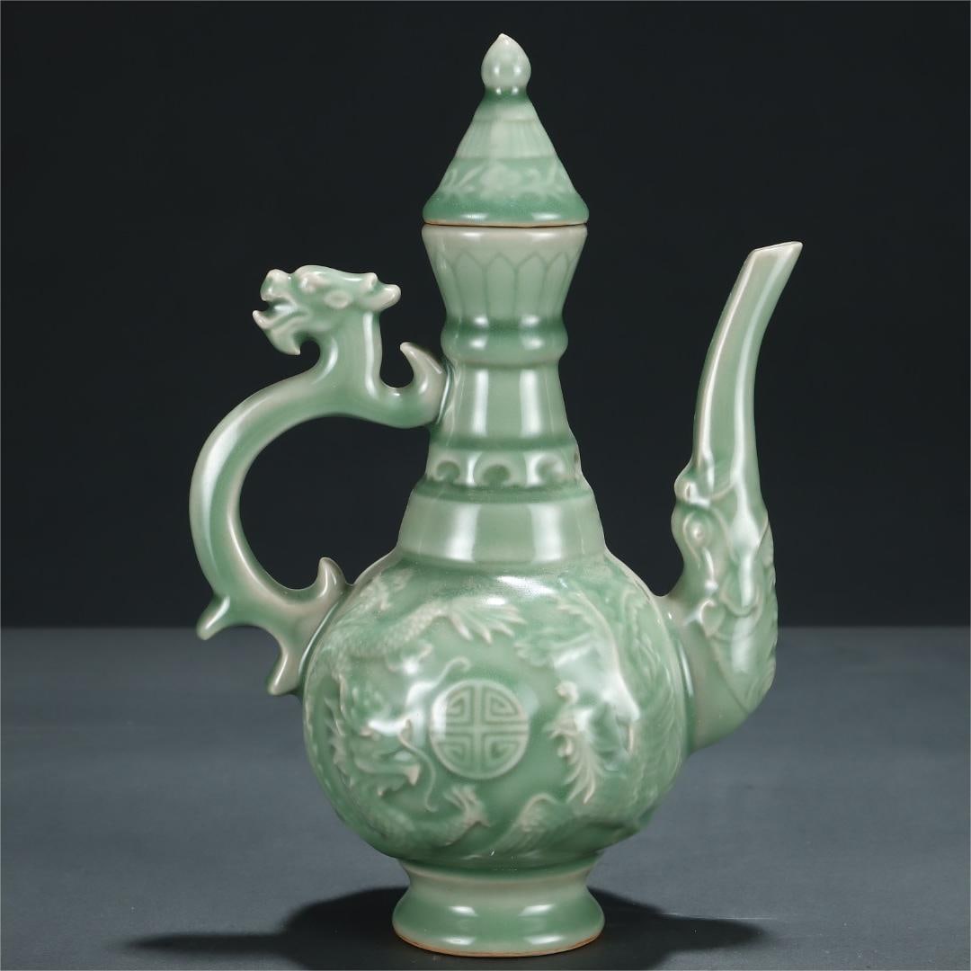A dragon and phoenix pattern pot of the Song Dynasty Longquan kiln: The dragon and phoenix pattern pot of the Song Dynasty Longquan kiln Size:H:26cm Belly diameter:18cm (The Dimensions Of All Batches Are Manually Measured.If You Need More Detailed Information, Please