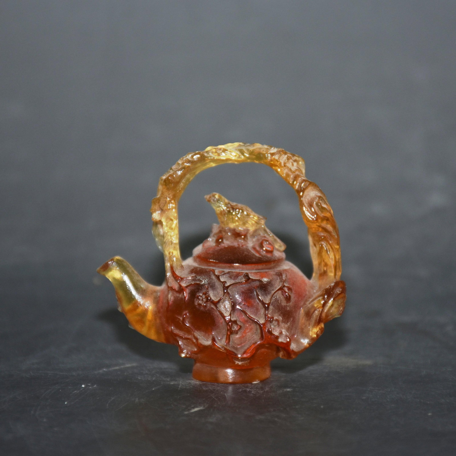 A beautiful glass carved plum blossom pot: Exquisite glazed carved plum blossom pot Size:L:6cm W:4cm H:6cm W:0.3kg (The Dimensions Of All Batches Are Manually Measured.If You Need More Detailed Information, Please Contact Our Customer Service