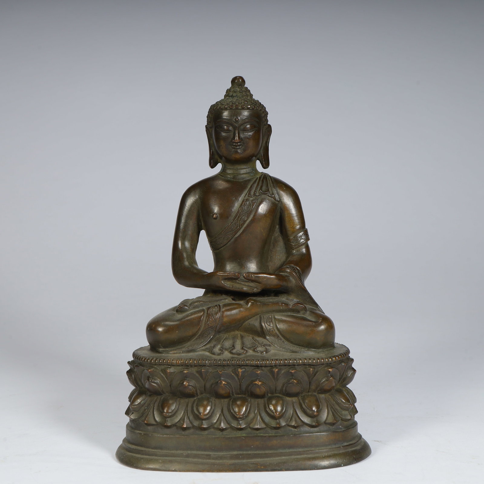 A seated statue of Amitabha Buddha in the bronze tire of the Ming Dynasty: A seated statue of Amitabha Buddha in the bronze tire of the Ming Dynasty Size:H:20cmxL:13cmxW:9cm W: 1.6kg (The Dimensions Of All Batches Are Manually Measured.If You Need More Detailed Information,