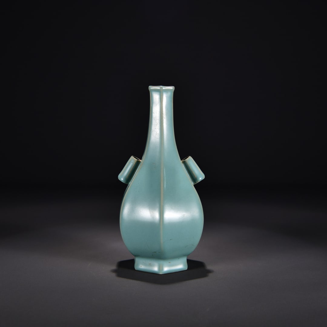 A sky-blue glaze amphora square bottle from the Ru kiln in the Song Dynasty: The azure glaze amphora square bottle of the Ru kiln in the Song Dynasty Size:H:22cm W:10cm (The Dimensions Of All Batches Are Manually Measured.If You Need More Detailed Information, Please Contact O