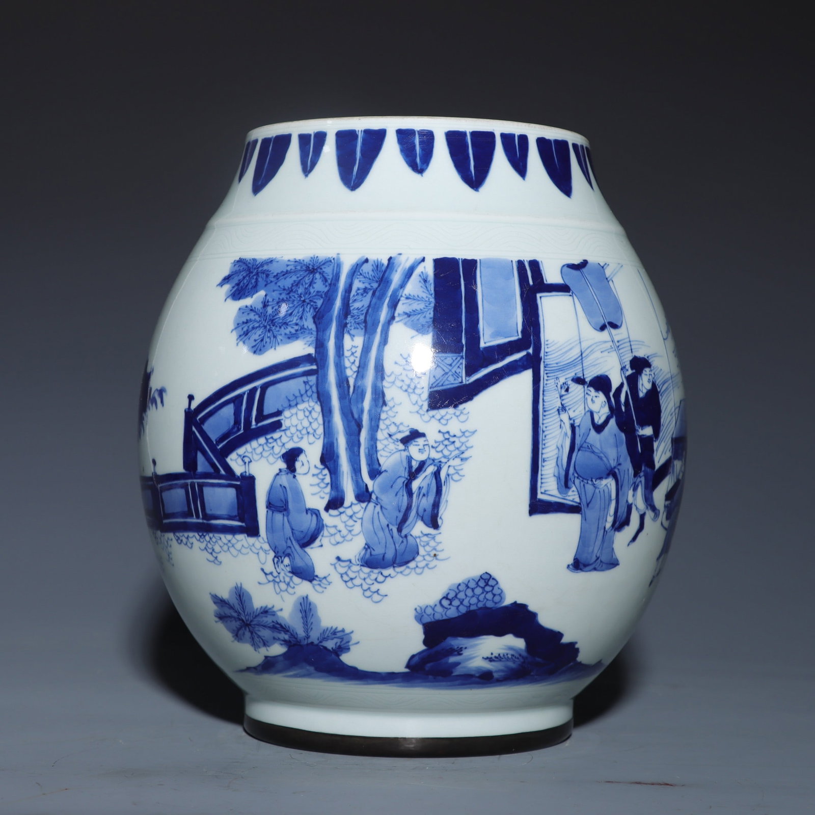 A broccoli algae pattern plum bottle made in the Xuande year of the Ming Dynasty: The Ming Dynasty Xuande year made a broccoli fish algae pattern plum bottle Size: W: 27 cm; H: 37.5 cm (The Dimensions Of All Batches Are Manually Measured.If You Need More Detailed Information,