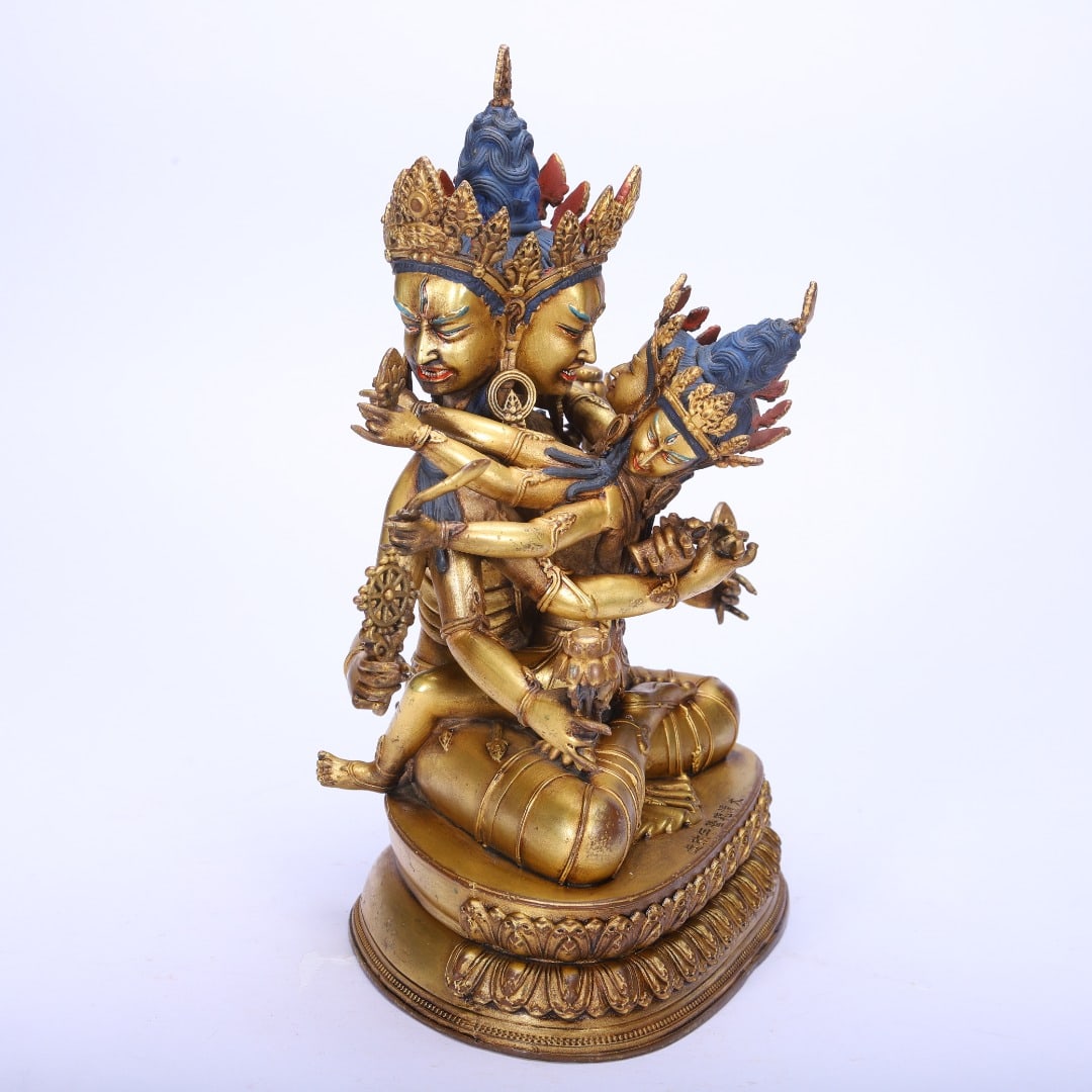 A beautiful bronze gilt Buddha statue: Exquisite copper gilt Buddha statue Size:L:18cm W:11cm H:23cm W:2.36kg (The Dimensions Of All Batches Are Manually Measured.If You Need More Detailed Information, Please Contact Our Customer Service