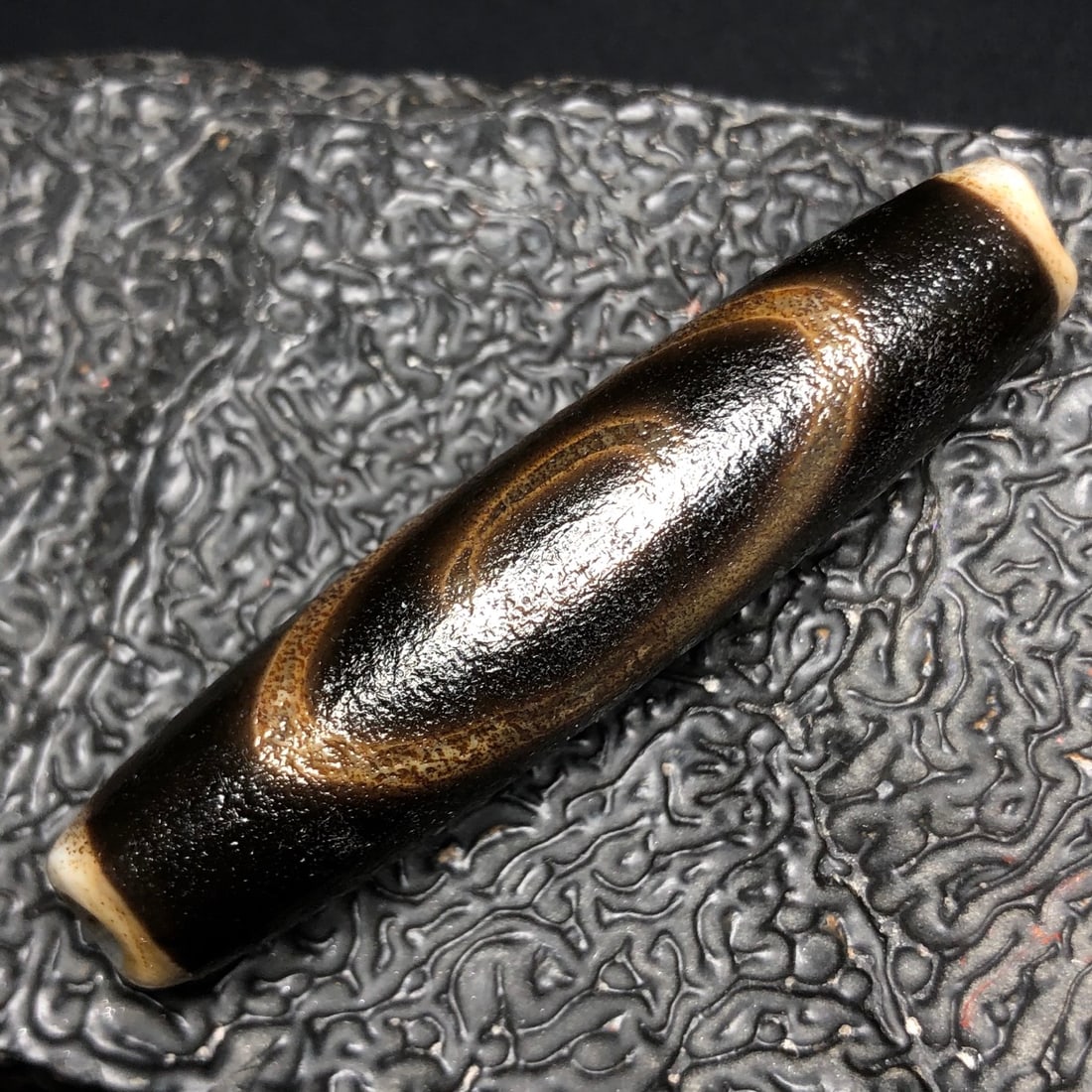 A beautiful old Dzi: Exquisite old Dzi Size:6.5x1.5cm W:0.0205kg (The Dimensions Of All Batches Are Manually Measured.If You Need More Detailed Information, Please Contact Our Customer Service Before Bidding.)