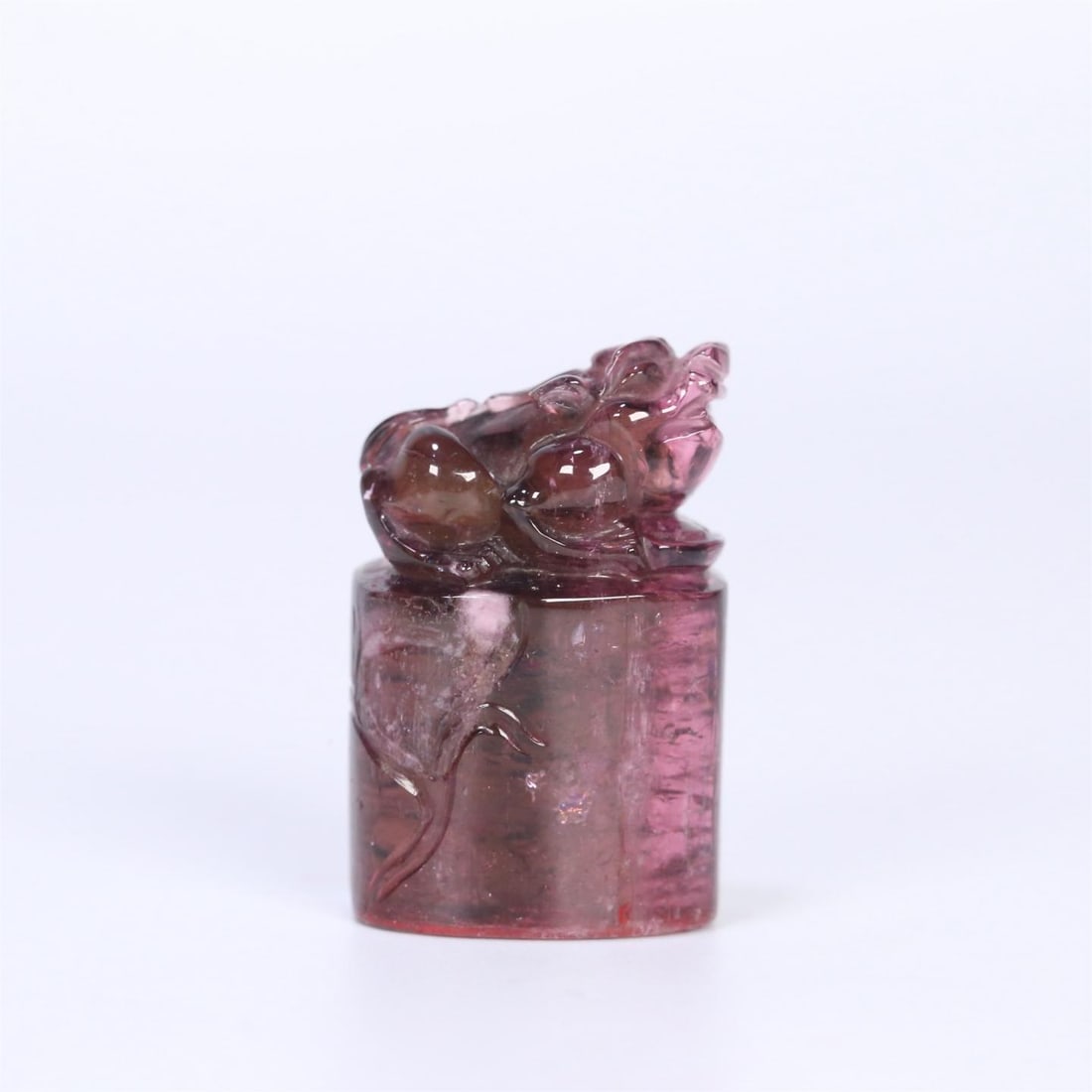 An old tourmaline beast button seal from the Qing Dynasty: The old tourmaline beast button seal of the Qing Dynasty Size:2.9x1.9x1.4cm W:0.015kg (The Dimensions Of All Batches Are Manually Measured.If You Need More Detailed Information, Please Contact Our Cus