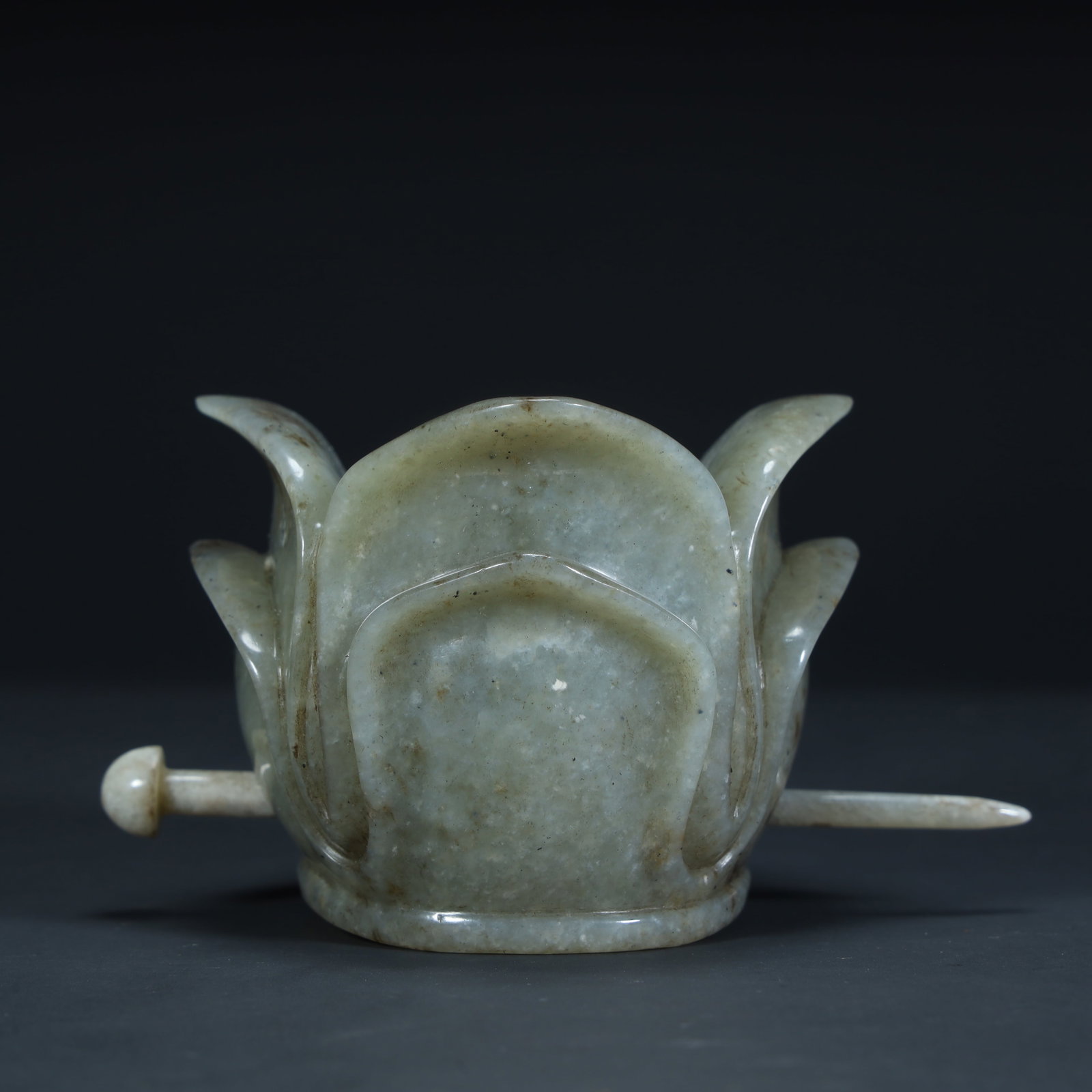 A green jade lotus bouquet crown from the Song Dynasty: The green jade lotus bouquet crown of the Song Dynasty Size:H:6cmxL:9.5cmxW:7.7cm W: 0.2935kg (The Dimensions Of All Batches Are Manually Measured.If You Need More Detailed Information, Please