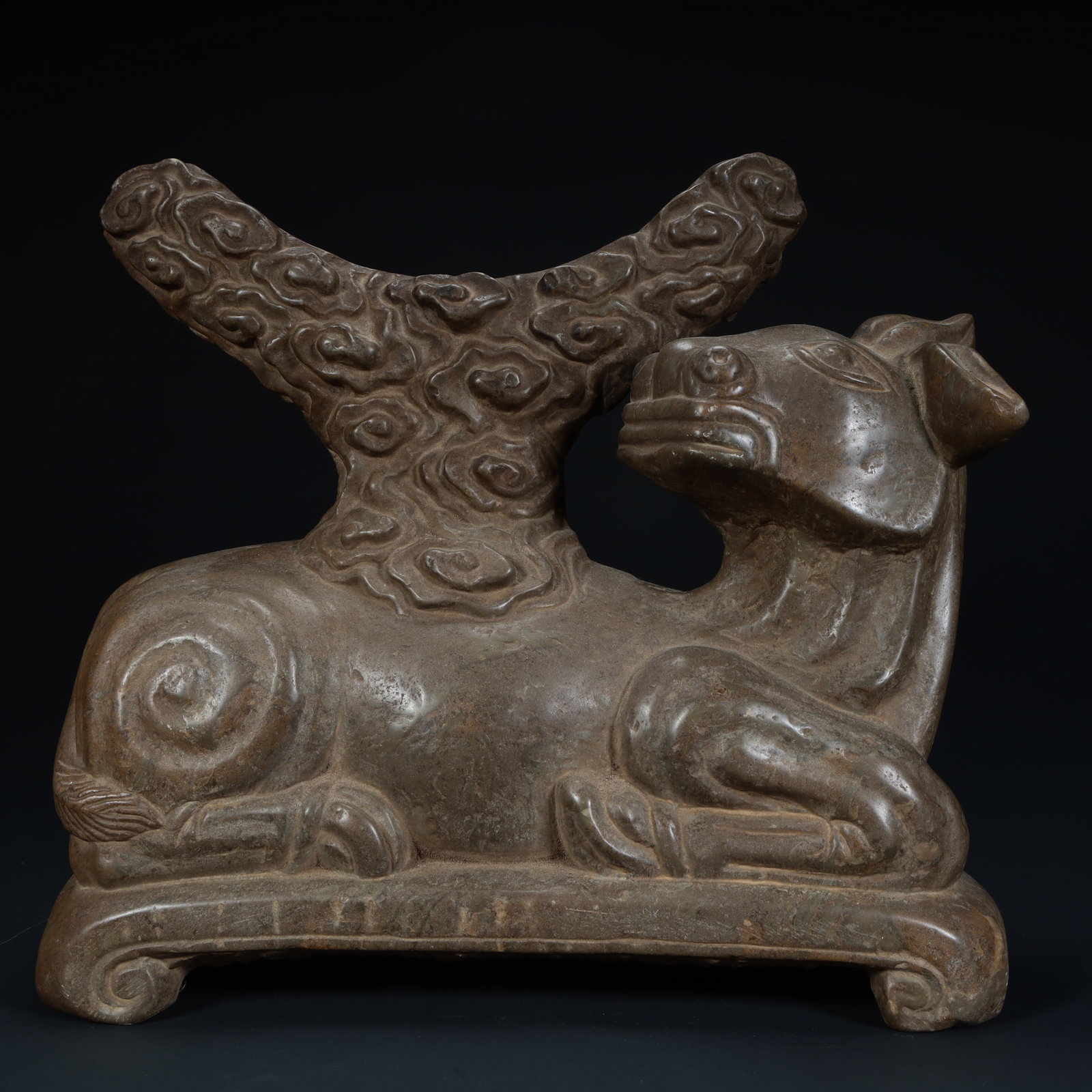 A stone deer holding a Zhi-shaped pen holder from the Qing Dynasty: The stone deer holding the Zhi-shaped pen holder of the Qing Dynasty Size:H:22.5cmxL:25cmxW:9.5cm W: 6.5kg (The Dimensions Of All Batches Are Manually Measured.If You Need More Detailed Information, P