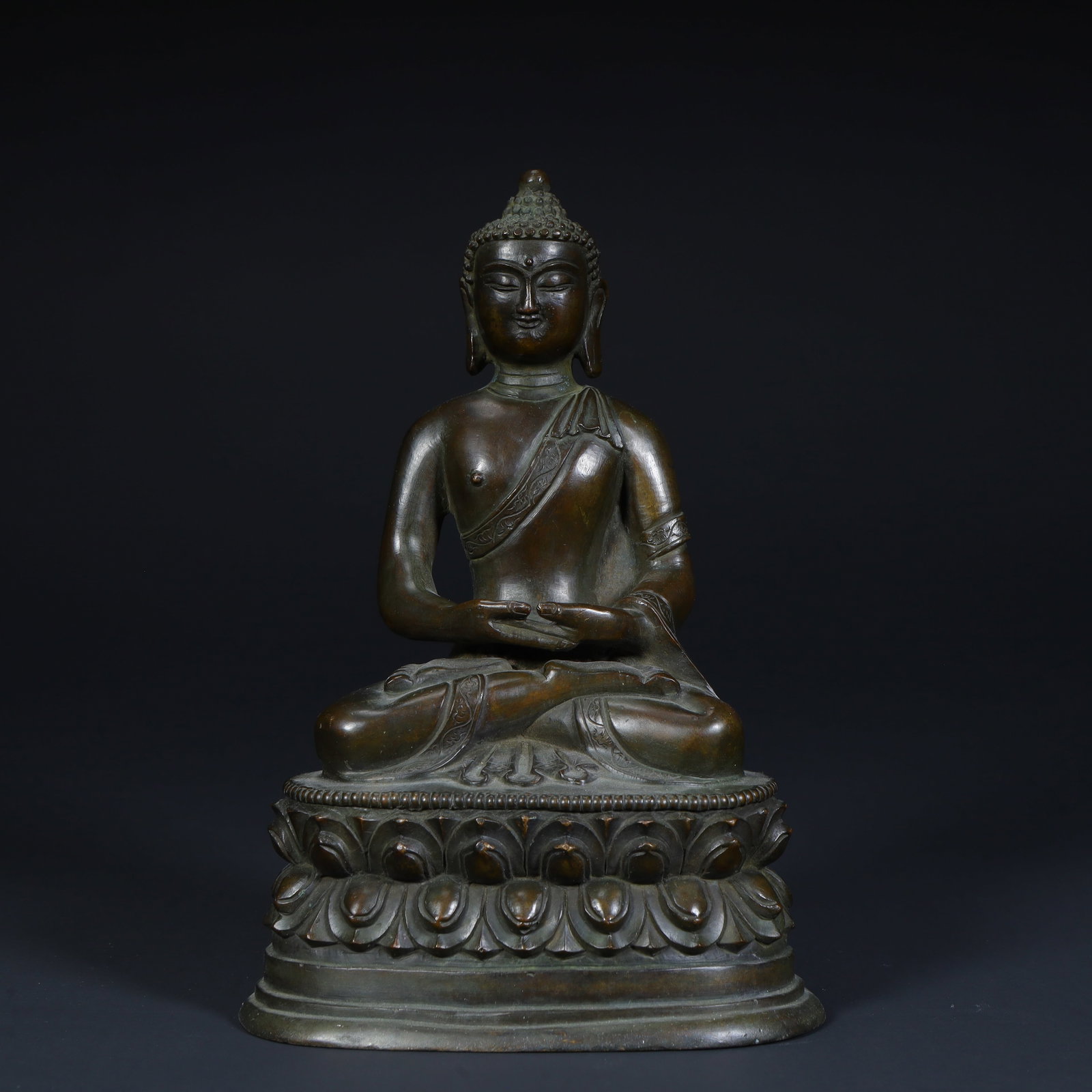 A fine bronze seated statue of Shakyamuni Buddha: Exquisite bronze seated statue of Shakyamuni Buddha Size:H:20cmxL:13cmxW:9cm W: 1.629kg (The Dimensions Of All Batches Are Manually Measured.If You Need More Detailed Information, Please Contact Our