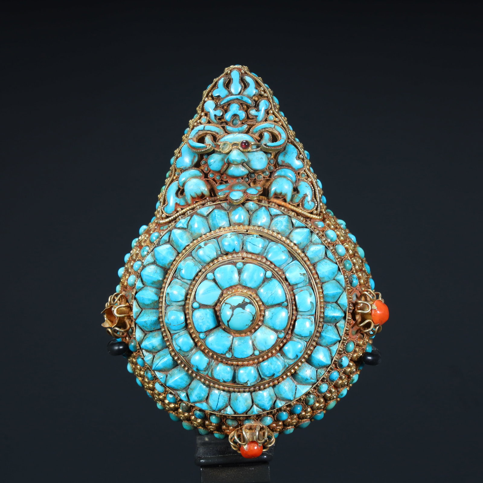 A Qing Dynasty silver-gilt turquoise eye of glory plaque: Qing Dynasty silver-gilt inlaid turquoise eye of glory plaque Size:H:12cmxL:9cmxW:3.5cm W: 0.181kg (The Dimensions Of All Batches Are Manually Measured.If You Need More Detailed Information, Please Co