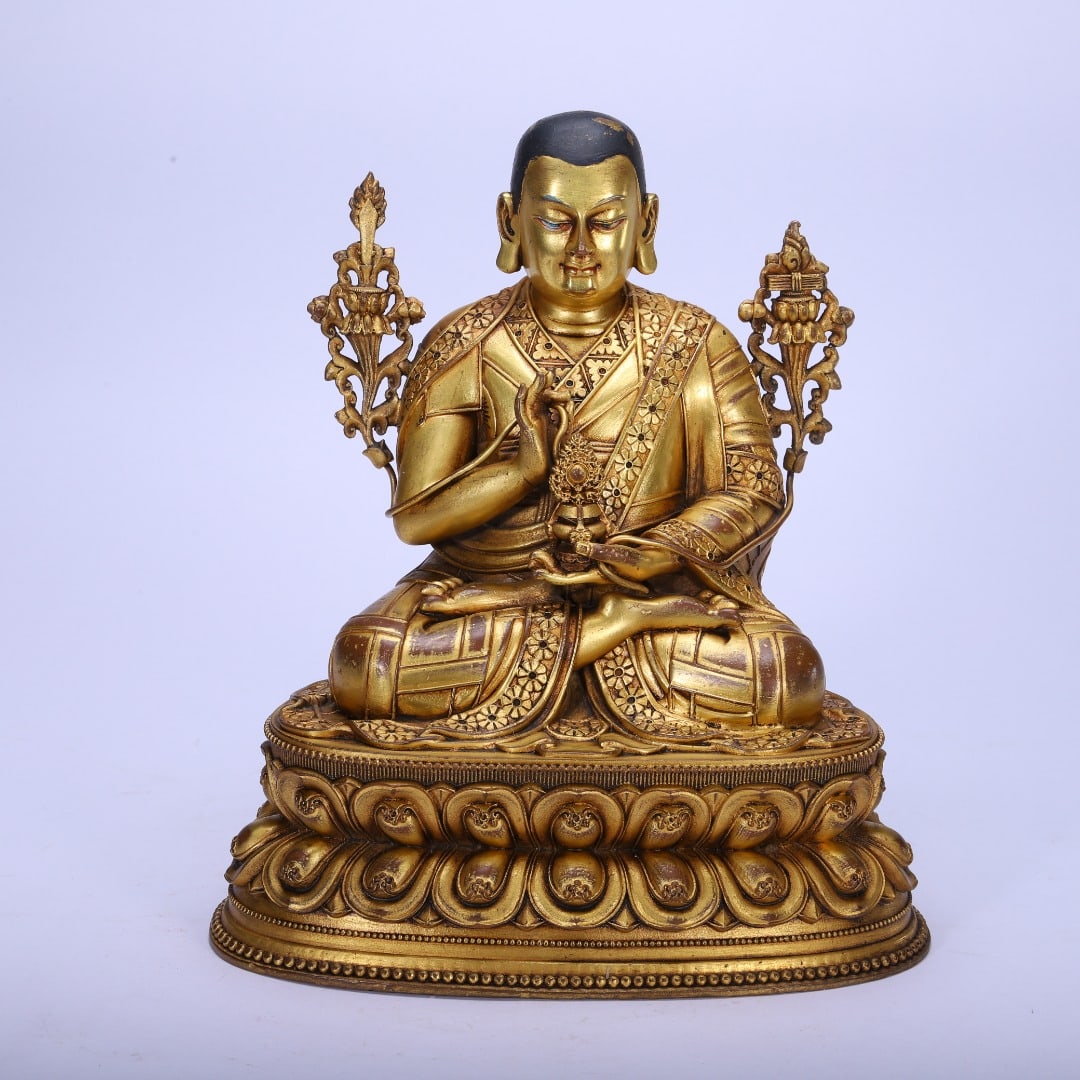 A beautiful bronze gilt Buddha statue: Exquisite copper gilt Buddha statue Size:L:18cm W:12.5cm H:20cm W:2.23kg (The Dimensions Of All Batches Are Manually Measured.If You Need More Detailed Information, Please Contact Our Customer Service