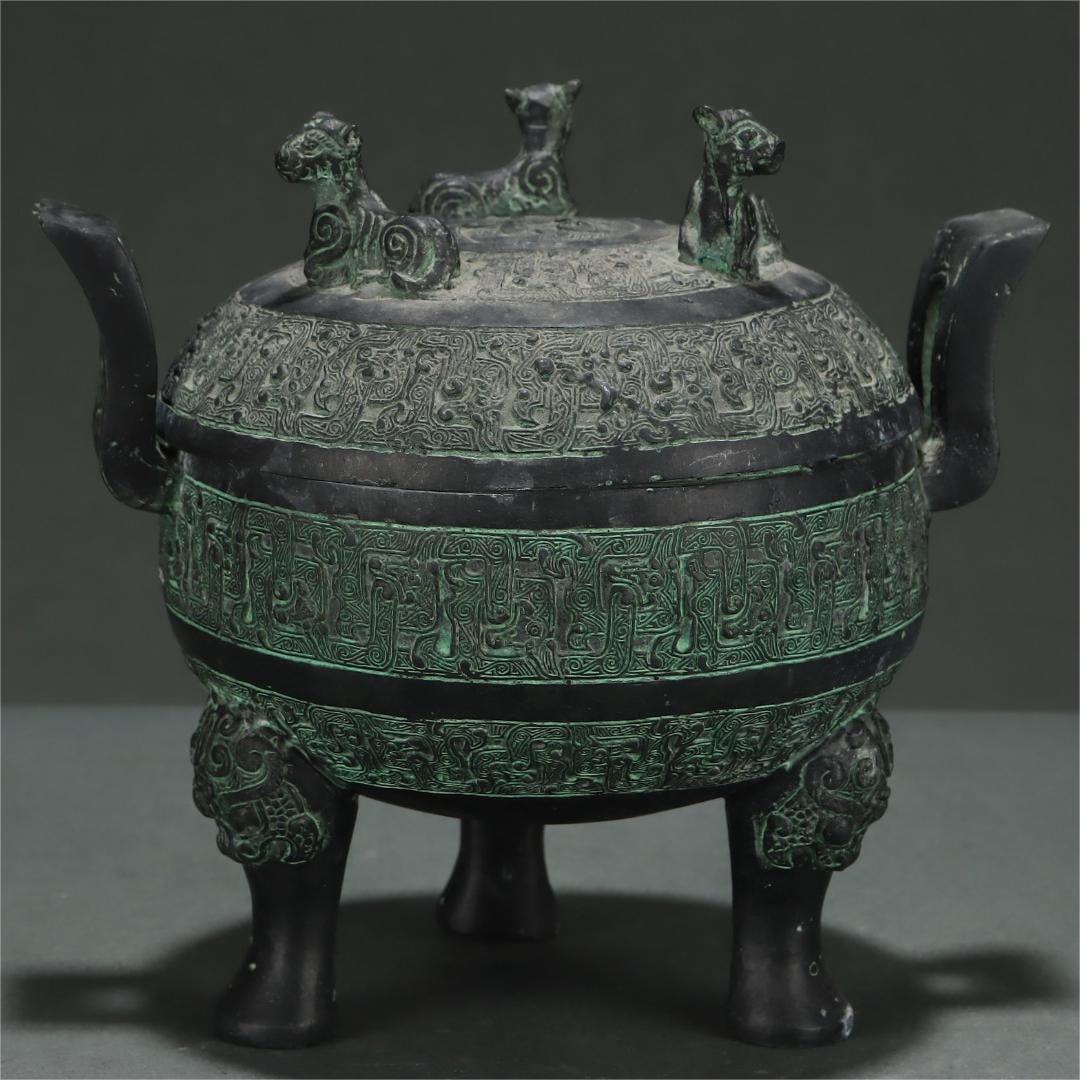 A bronze tripod from the Han Dynasty with a lid: The bronze tripod of the Han Dynasty has a lid Size:H:18.8cm Belly diameter:20.3cm (The Dimensions Of All Batches Are Manually Measured.If You Need More Detailed Information, Please Contact Our Custom