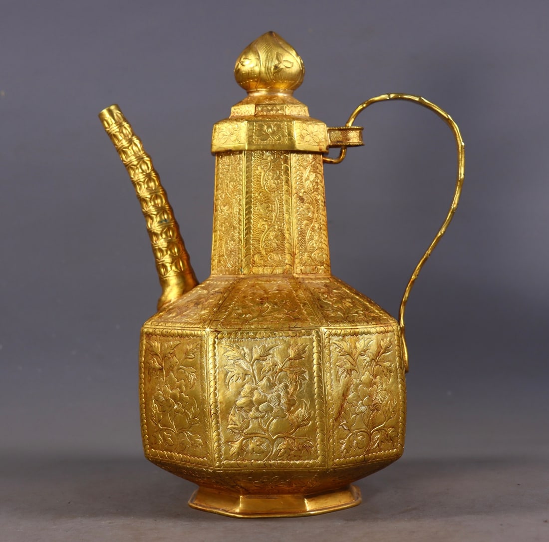 A fine copper-gilt high-relief engraved engraved lotus flower pot: Exquisite copper gilt high relief engraved engraved lotus flower pot Size:H:26cm L:19cm W:13cm W:1.49kg (The Dimensions Of All Batches Are Manually Measured.If You Need More Detailed Information, Plea