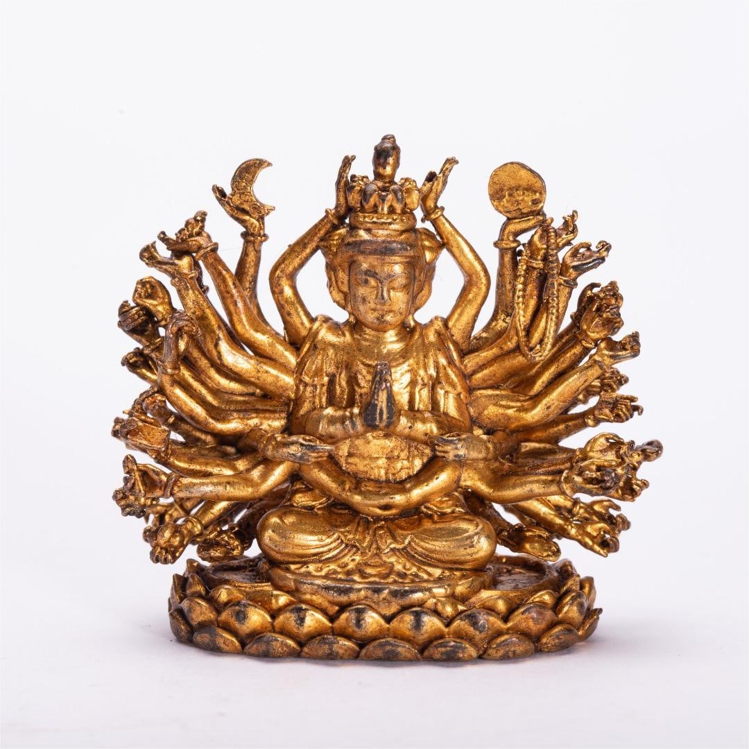 A beautiful bronze gilt Buddha statue: Exquisite copper gilt Buddha statue Size:L:5cm W:4.5cm W:0.05kg (The Dimensions Of All Batches Are Manually Measured.If You Need More Detailed Information, Please Contact Our Customer Service Before B