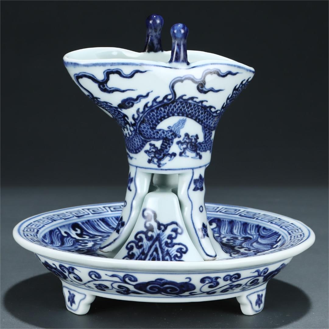 A blue and white dragon pattern cup of the Ming Dynasty: The blue and white dragon pattern cup of the Ming Dynasty Size:H:16.5cm Belly diameter:17.3cm (The Dimensions Of All Batches Are Manually Measured.If You Need More Detailed Information, Please Contact