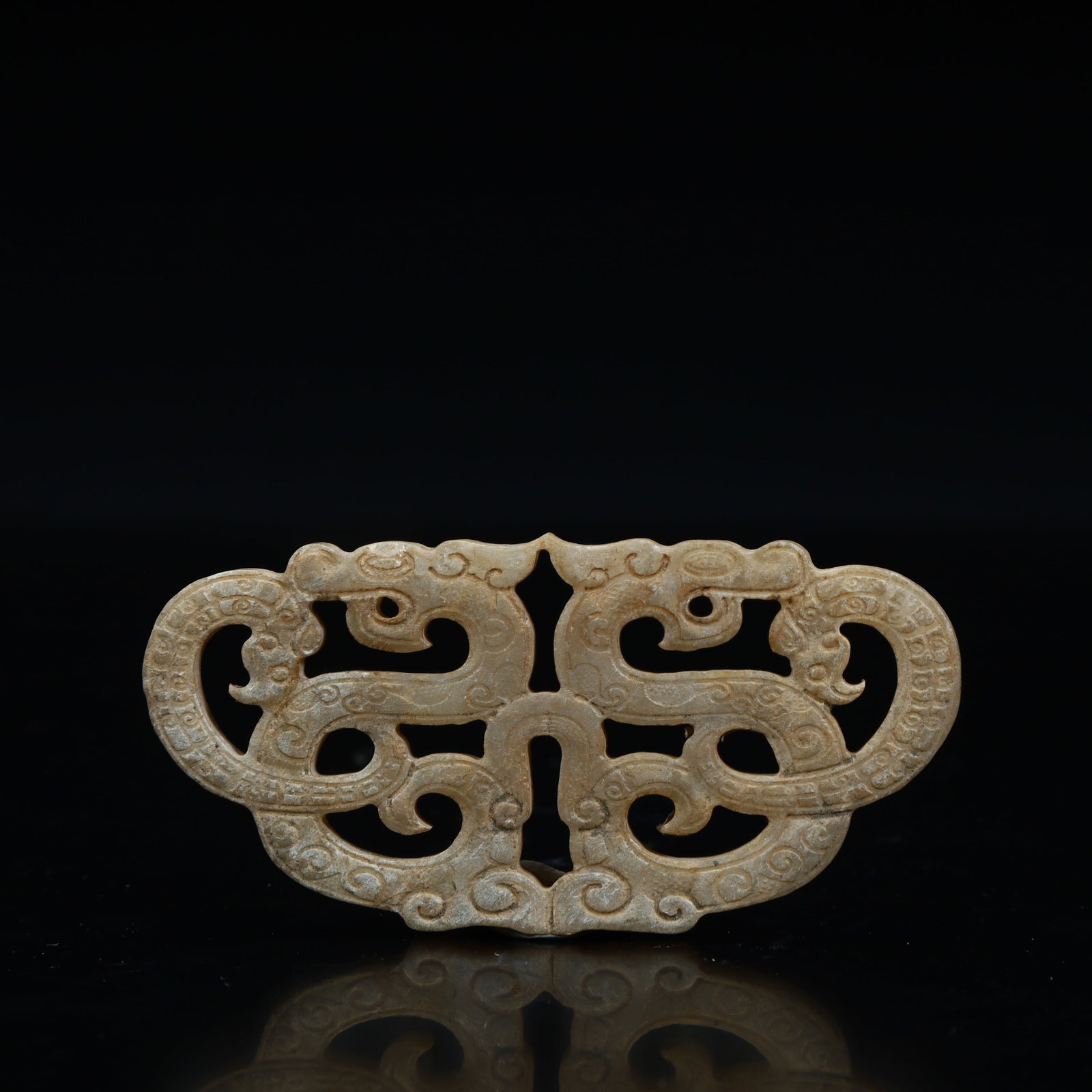 A beautiful ancient jade double jade dragon hollow jade ornament: Exquisite ancient jade double jade dragon hollow jade ornaments Size:H:3.7cmxL:7.7cmxW:0.6cm W: 0.0227kg (The Dimensions Of All Batches Are Manually Measured.If You Need More Detailed Information, Ple
