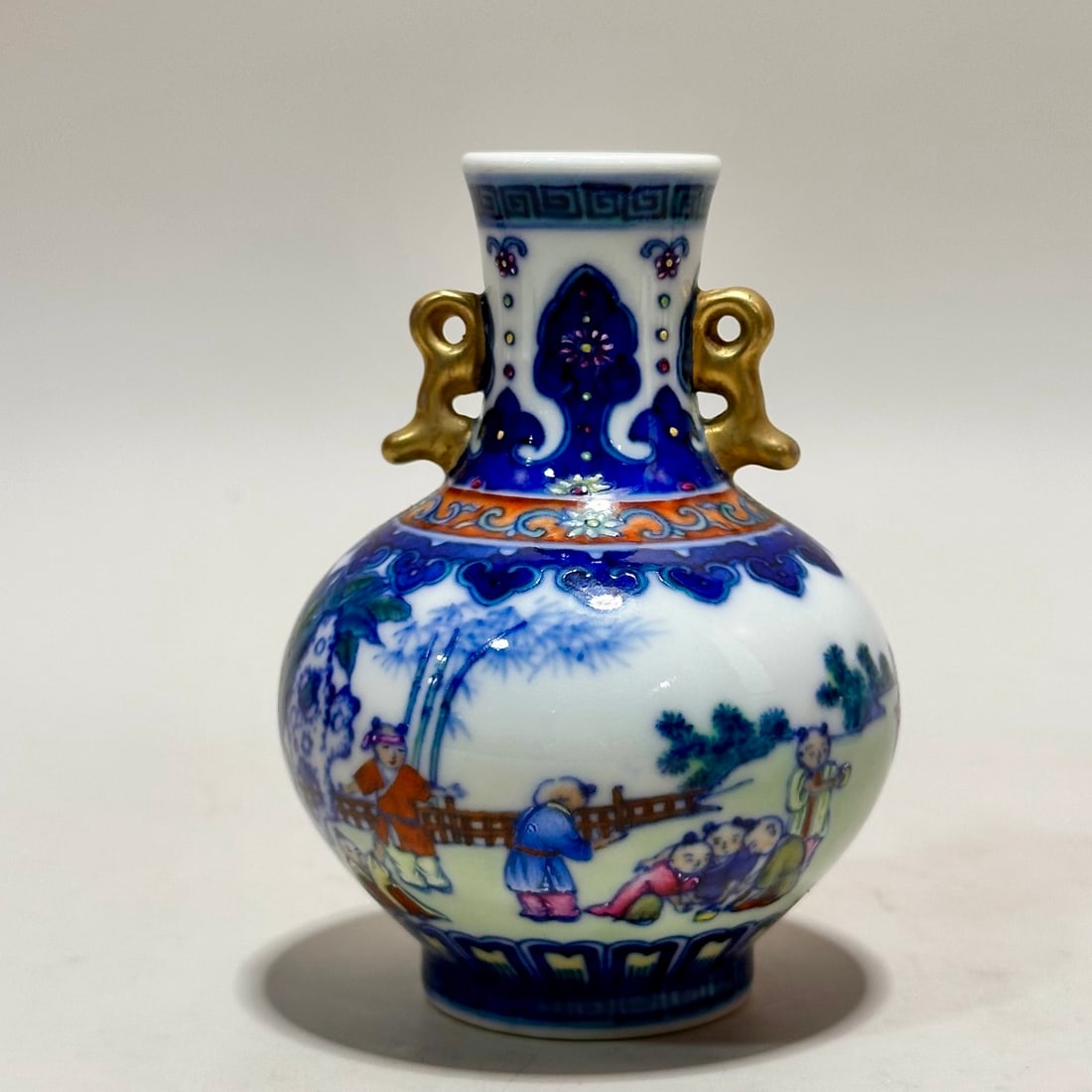 A blue and white bucket color baby play picture of the Qing Dynasty small heavenly sphere: The blue and white Doucai baby play of the Qing Dynasty is a small heavenly sphere Size:H:8.9cm Calibre:2.8cm Belly diameter:7.3cm Bottom:3.5cm (The Dimensions Of All Batches Are Manually Measured.If 
