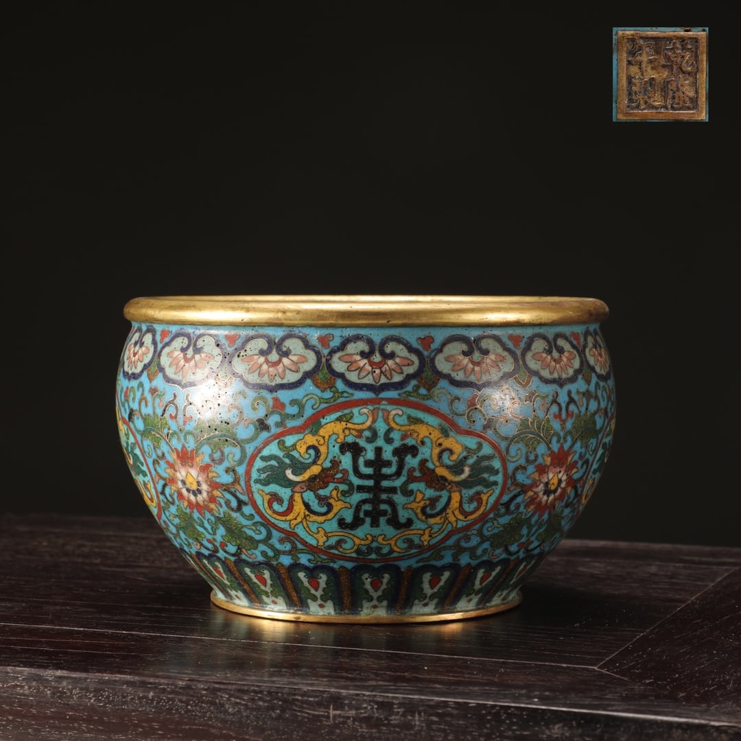 A Qing Dynasty copper tire cloisonné cloisonné enamel Kuilong holding the longevity pattern study: Qing Dynasty copper tire cloisonné cloisonné enamel Kuilong holding the longevity pattern study jar Size:H:10cm Calibre:15.8cm Belly diameter:17cm W:0.9kg (The Dimensions Of All Batches Are Manually