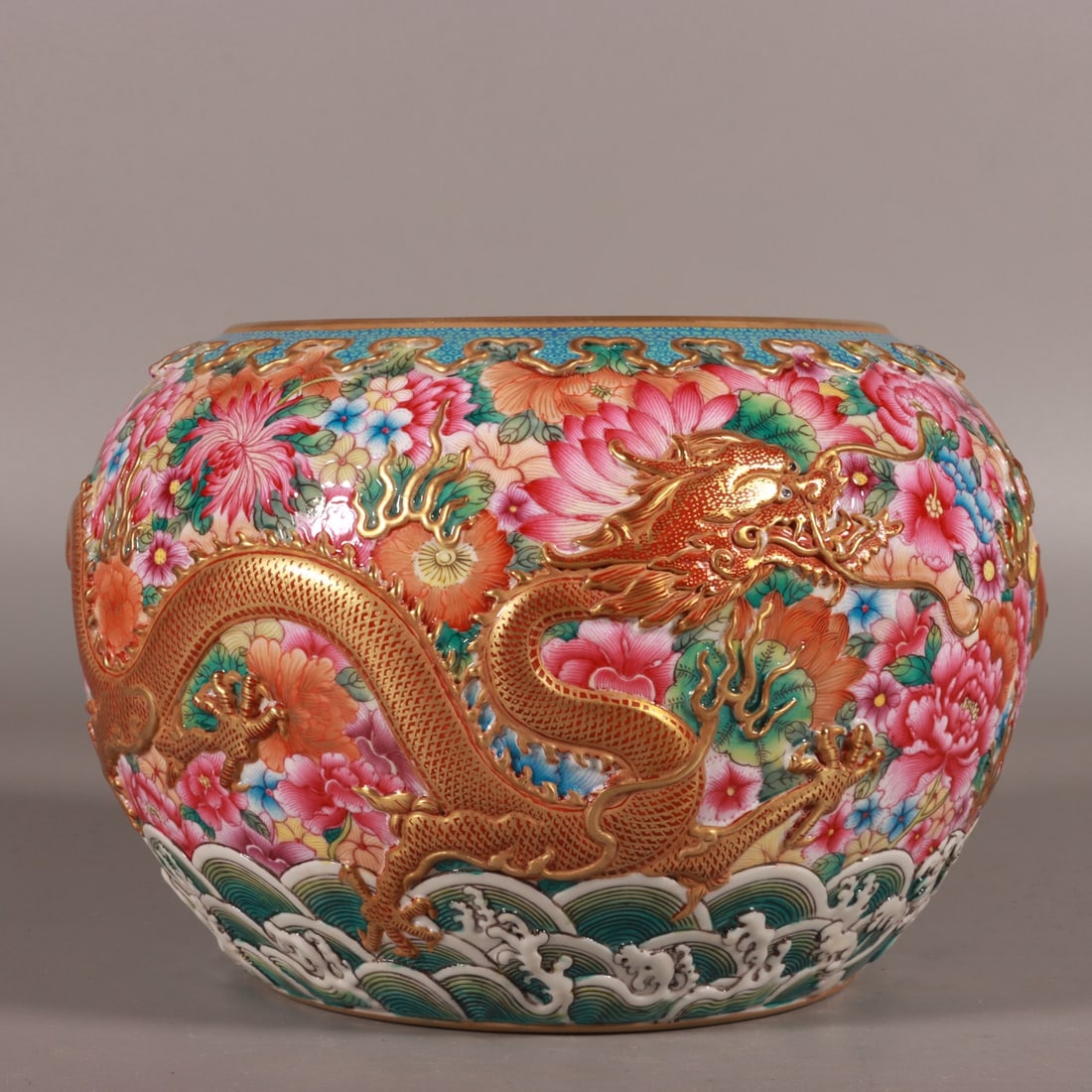A piece of Qing Dynasty enamel carved with gold painted with ten thousand flowers and double dragons: The Qing Dynasty's enamel carving is gold-painted and washed with kaleidoscope double dragons Size:H:11cm Belly diameter:16cm (The Dimensions Of All Batches Are Manually Measured.If You Need More Deta