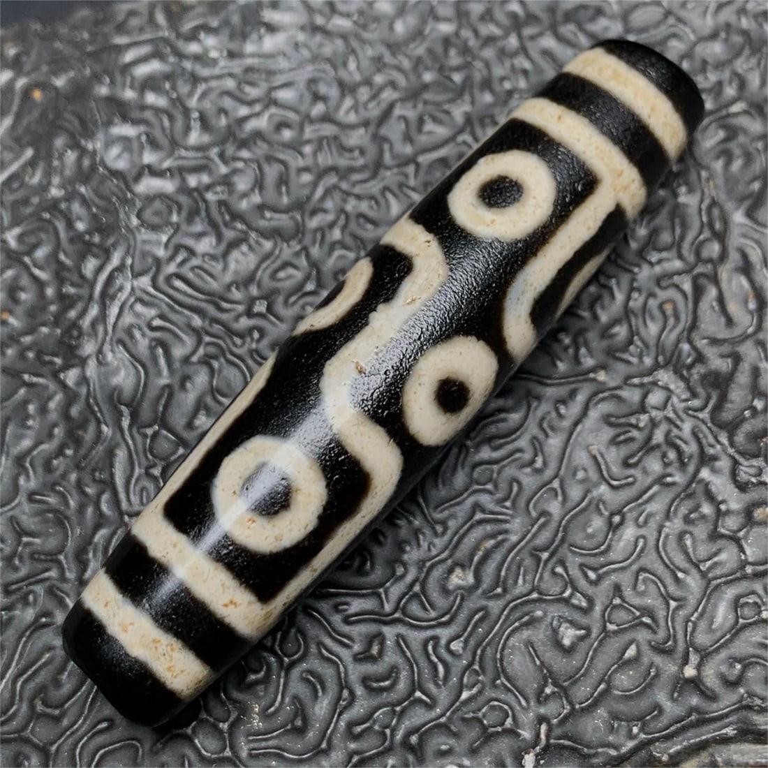 A beautiful nine-eyed dzi: Exquisite nine-eyed Dzi Size:5.6x1.3cm W:0.0143kg (The Dimensions Of All Batches Are Manually Measured.If You Need More Detailed Information, Please Contact Our Customer Service Before Bidding.)