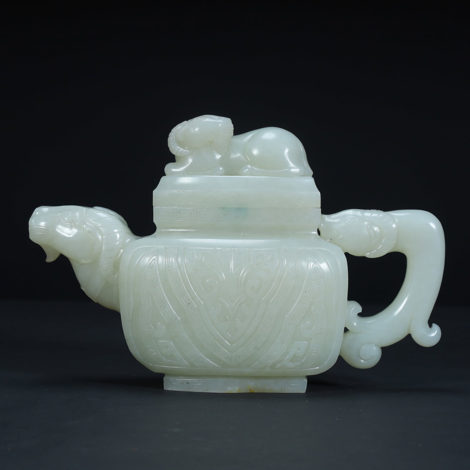 A jade pot with a beast pattern in Hetian white jade during the Qianlong period of the Qing Dynasty: Qianlong period of the Qing Dynasty Hetian white jade auspicious beast pattern jade pot Size:H:10cmxL:15.5cmxW:4cm W: 0.473kg (The Dimensions Of All Batches Are Manually Measured.If You Need More Deta