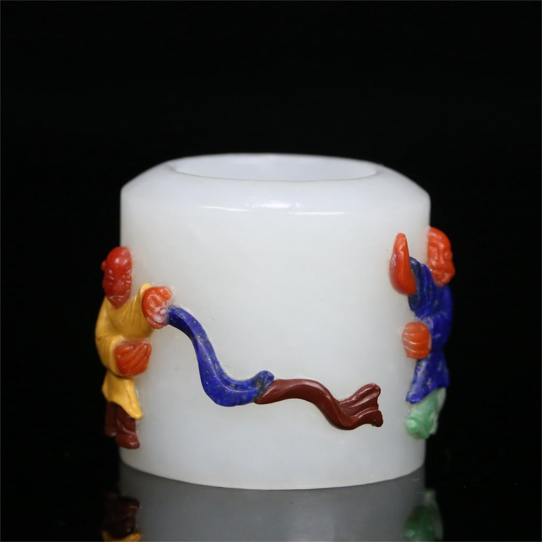 A beautiful Hetian jade hundred treasures inlaid with the fingers: Exquisite Hetian jade hundred treasures inlaid with figure fingers Size:lnside diameter:21.5cm H:3.2cm W:0.0493kg (The Dimensions Of All Batches Are Manually Measured.If You Need More Detailed Informa