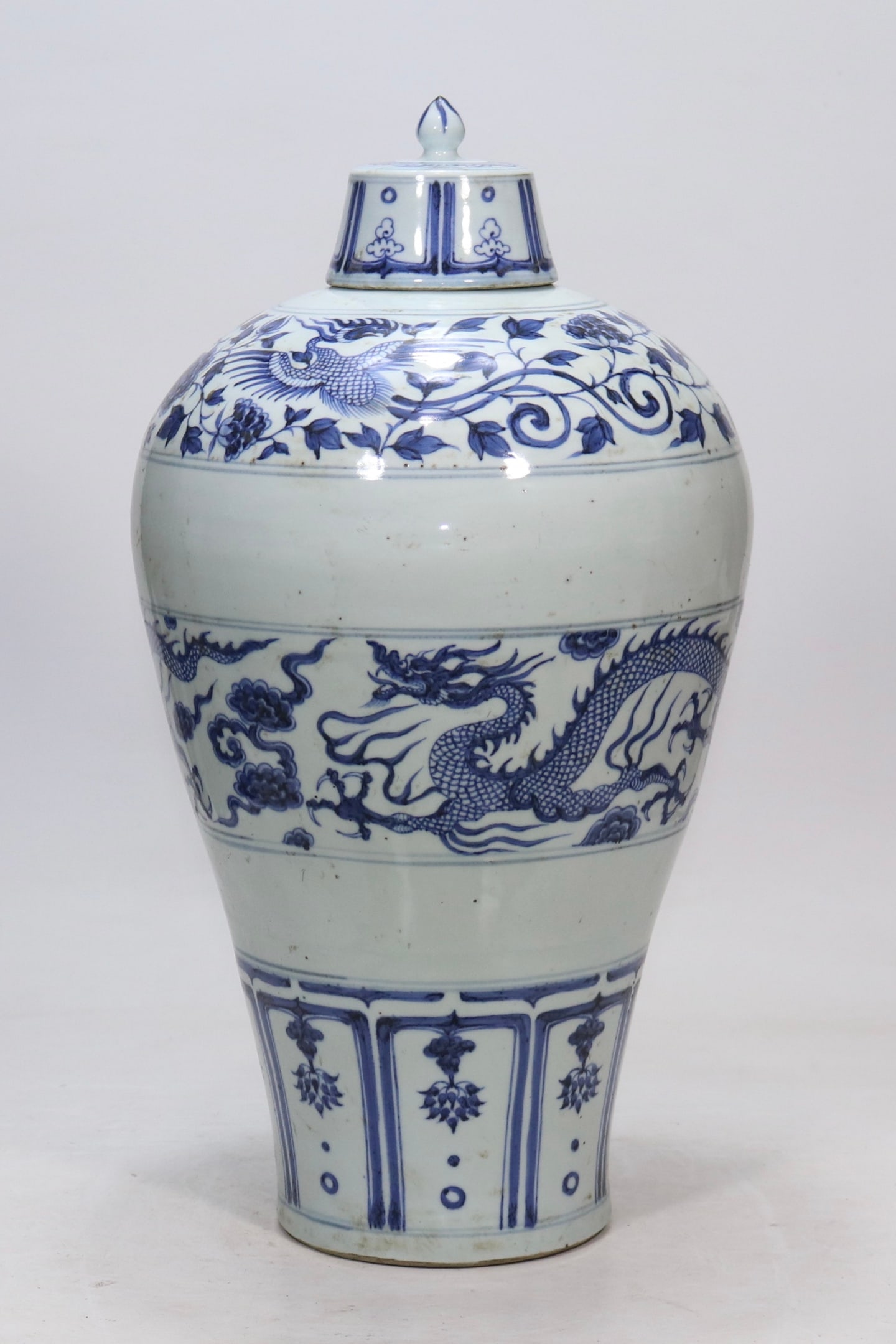 A blue and white entwined flower jade pot spring vase made in the Qianlong period of the Qing: Qing Dynasty Qianlong year annual blue and white entwined flower jade pot spring vase Size: W: 13.5 cm; H: 21 cm (The Dimensions Of All Batches Are Manually Measured.If You Need More Detailed Informat