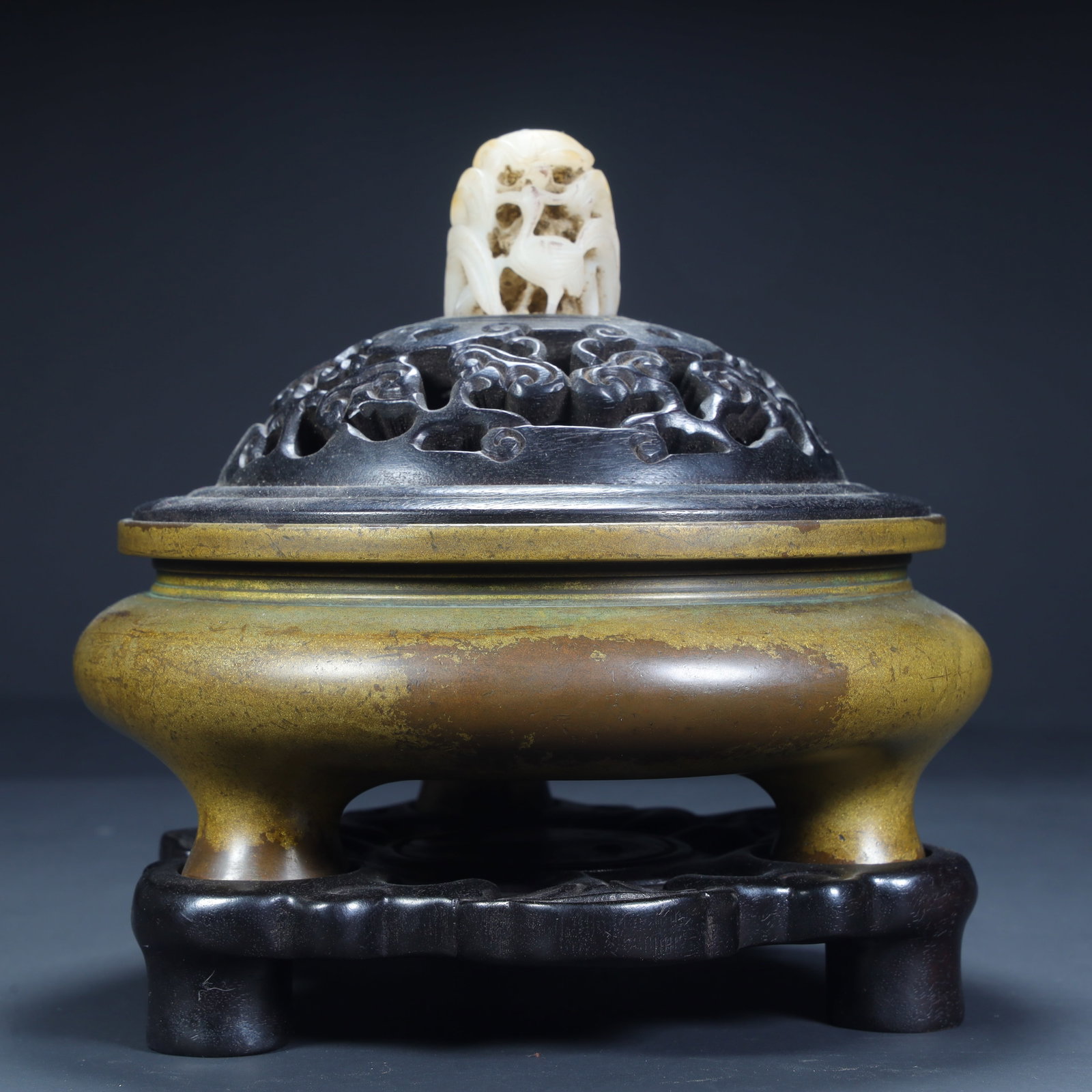 A copper tire kiln in the Qing Dynasty changed the glazed three-legged aromatherapy: The copper tire kiln of the Qing Dynasty changed the glaze and three-legged aromatherapy Size:H:17cmxL:17.5cmxW:17.5cm W: 3kg (The Dimensions Of All Batches Are Manually Measured.If You Need More Deta