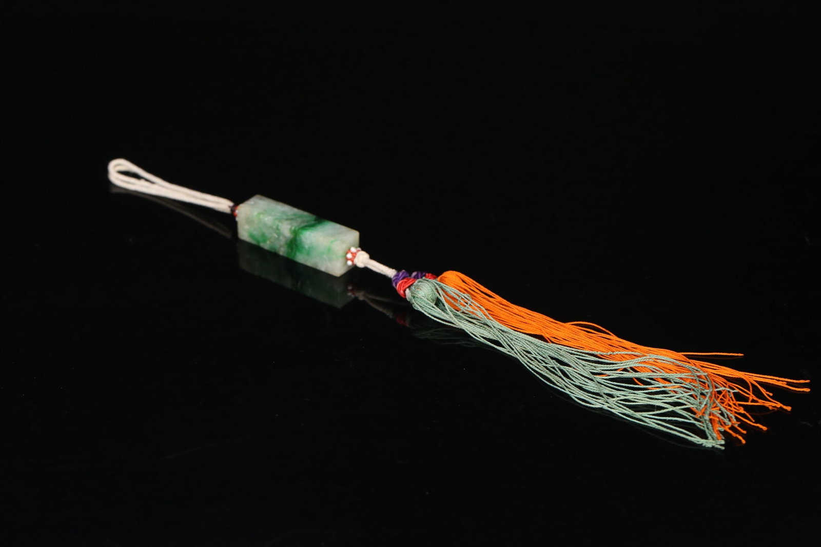 An old jade lotus from the Qing Dynasty has fish reins: The old jade lotus of the Qing Dynasty has fish reeds Size:4.6x1.3x1.2cm W:0.025kg (The Dimensions Of All Batches Are Manually Measured.If You Need More Detailed Information, Please Contact Our Custom