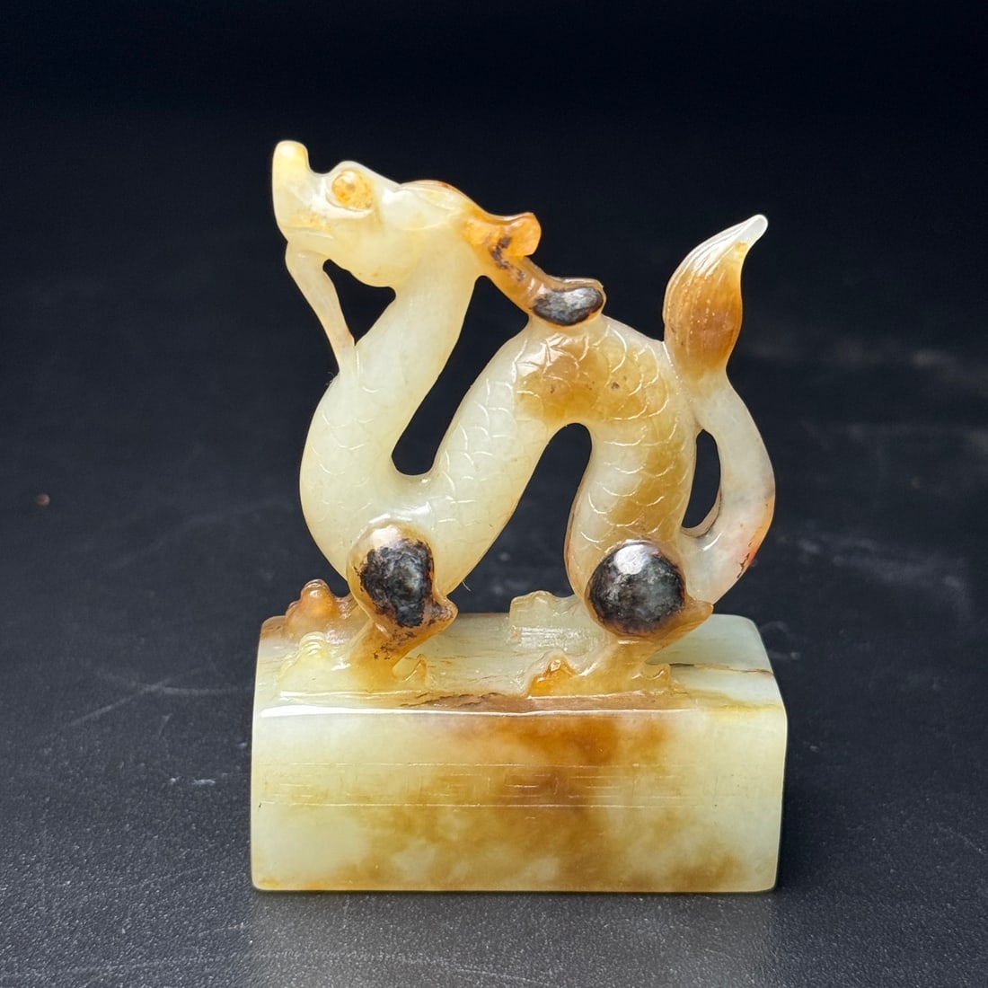 A fine Hetian jade dragon seal: Exquisite Hetian jade dragon seal Size:68x22x49mm W:0.089kg (The Dimensions Of All Batches Are Manually Measured.If You Need More Detailed Information, Please Contact Our Customer Service Before Biddi