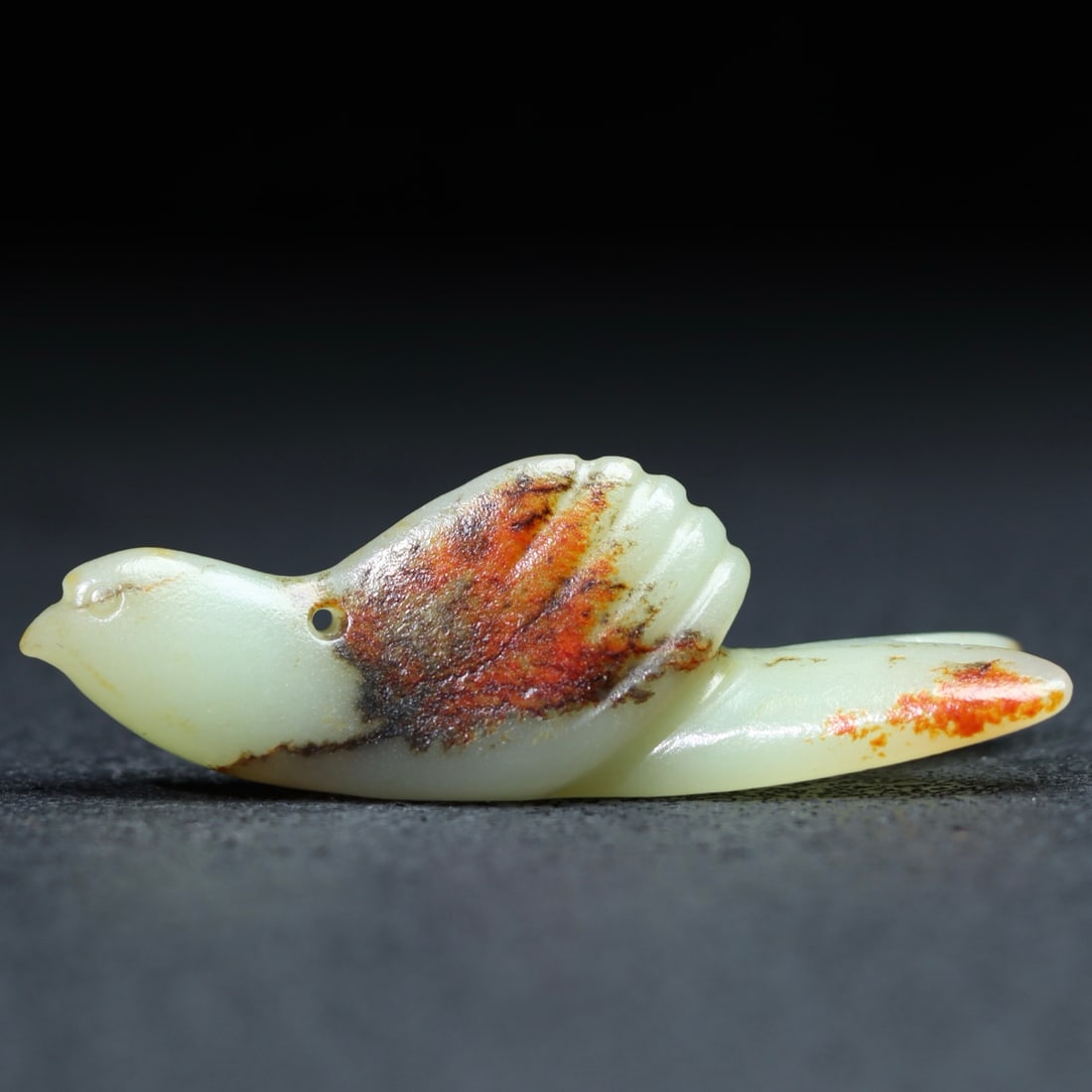 A beautiful Hetian jade eagle: Exquisite Hetian jade eagle Size:7x2.4x2.3cm W:0.0276kg (The Dimensions Of All Batches Are Manually Measured.If You Need More Detailed Information, Please Contact Our Customer Service Before Bidding.)