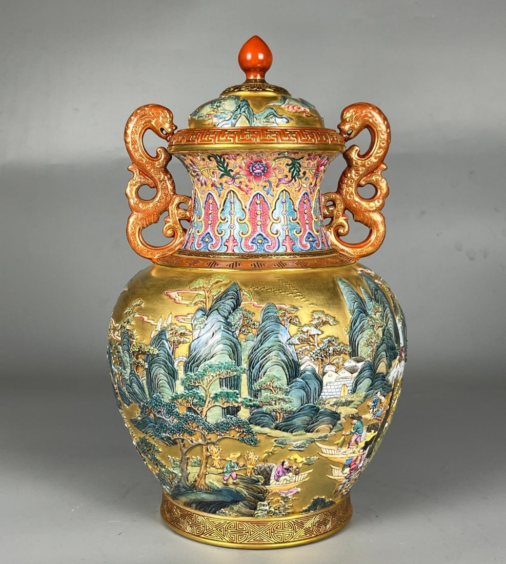 A twin gourd bottle made in the Qianlong period of the Qing Dynasty with enamel floral pattern (1 of 9)
