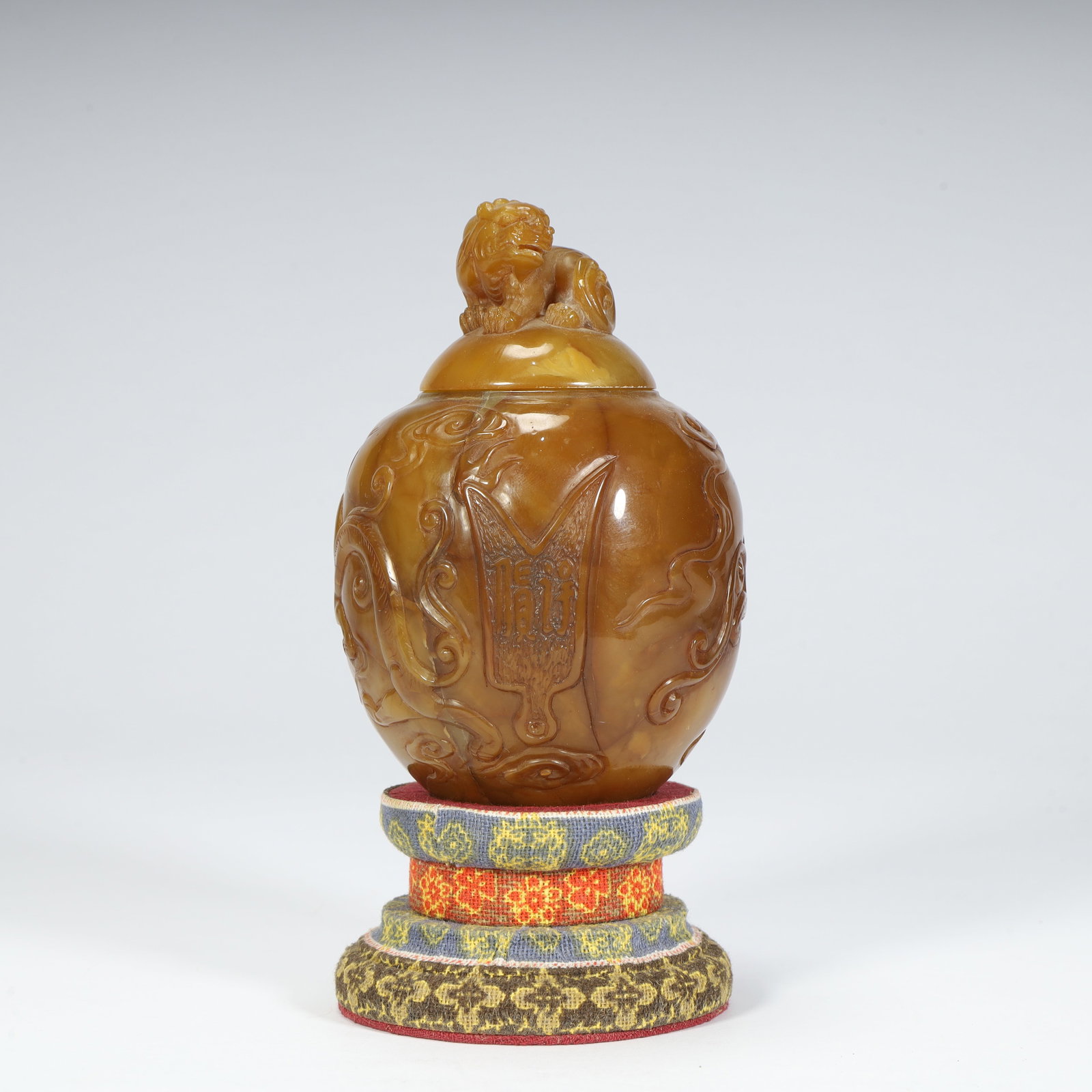 A beautiful topaz carved floral lid bottle: Exquisite topaz carved floral pattern lid bottle Size:H:10.5cmxL:7cmxW:7cm W: 0.279kg (The Dimensions Of All Batches Are Manually Measured.If You Need More Detailed Information, Please Contact Our Cus