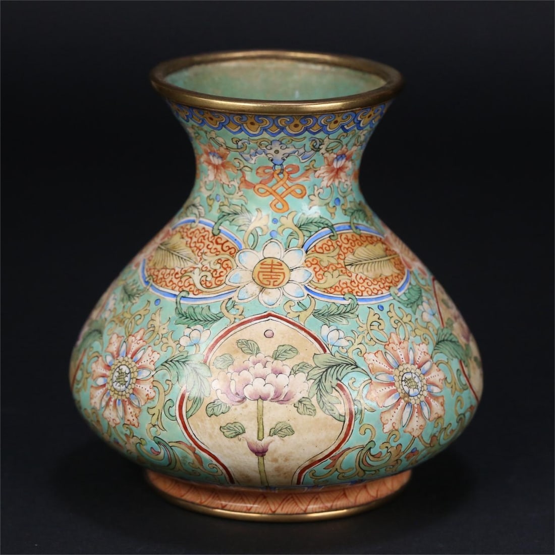 A bronze tire painting enamel entwined flower pattern made in the Qianlong period of the Qing: Qing Dynasty Qianlong Year Copper tire painting enamel entwined flower pattern Size:9.5x9.5cm W:0.235kg (The Dimensions Of All Batches Are Manually Measured.If You Need More Detailed Information, Plea