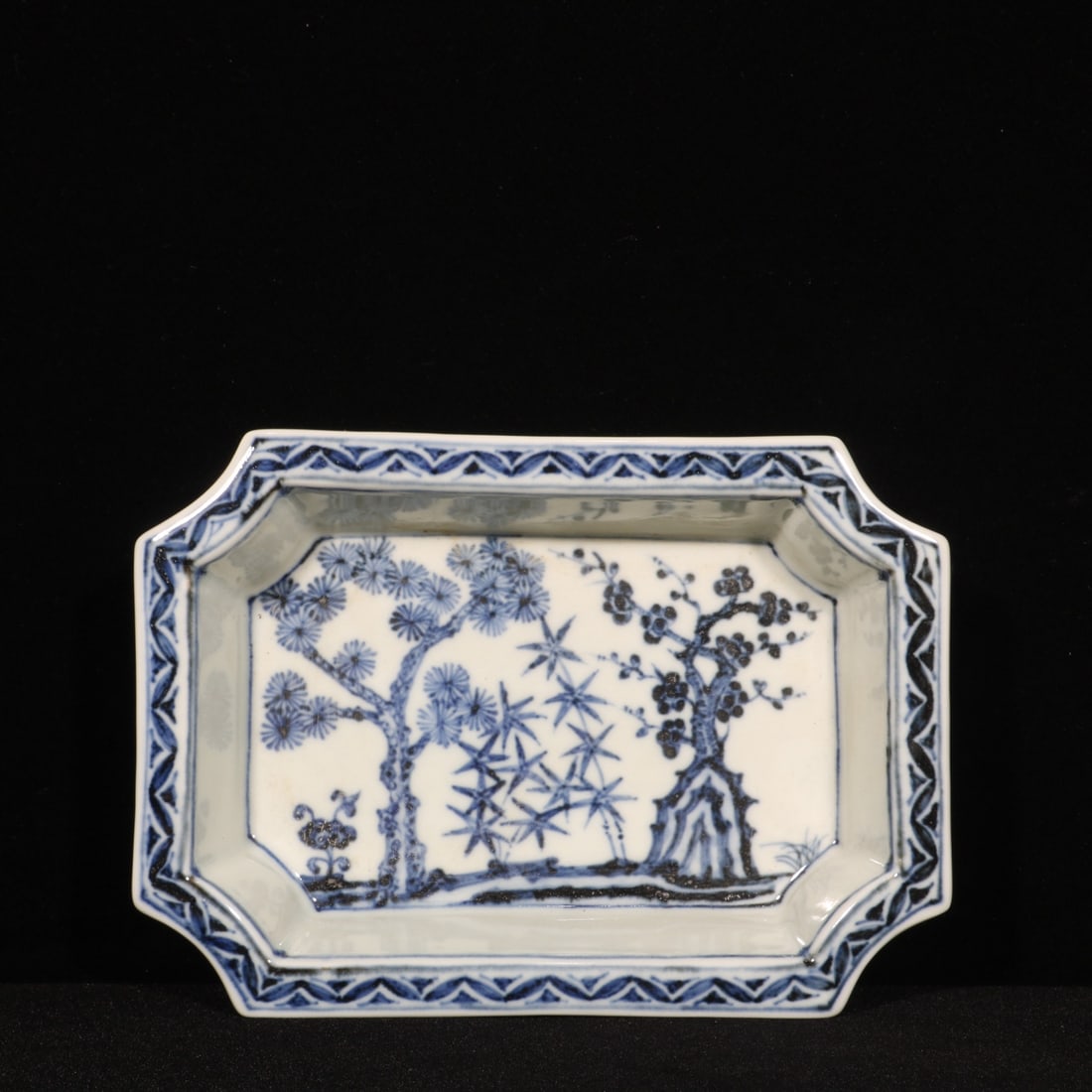 A small flower pot with a blue and white pine and bamboo plum pattern made in the Xuande period of: A small flower pot with a blue and white pine and bamboo plum pattern made in the Xuande period of the Ming Dynasty Size:H:4cm D:17.5cm (The Dimensions Of All Batches Are Manually Measured.If You Need