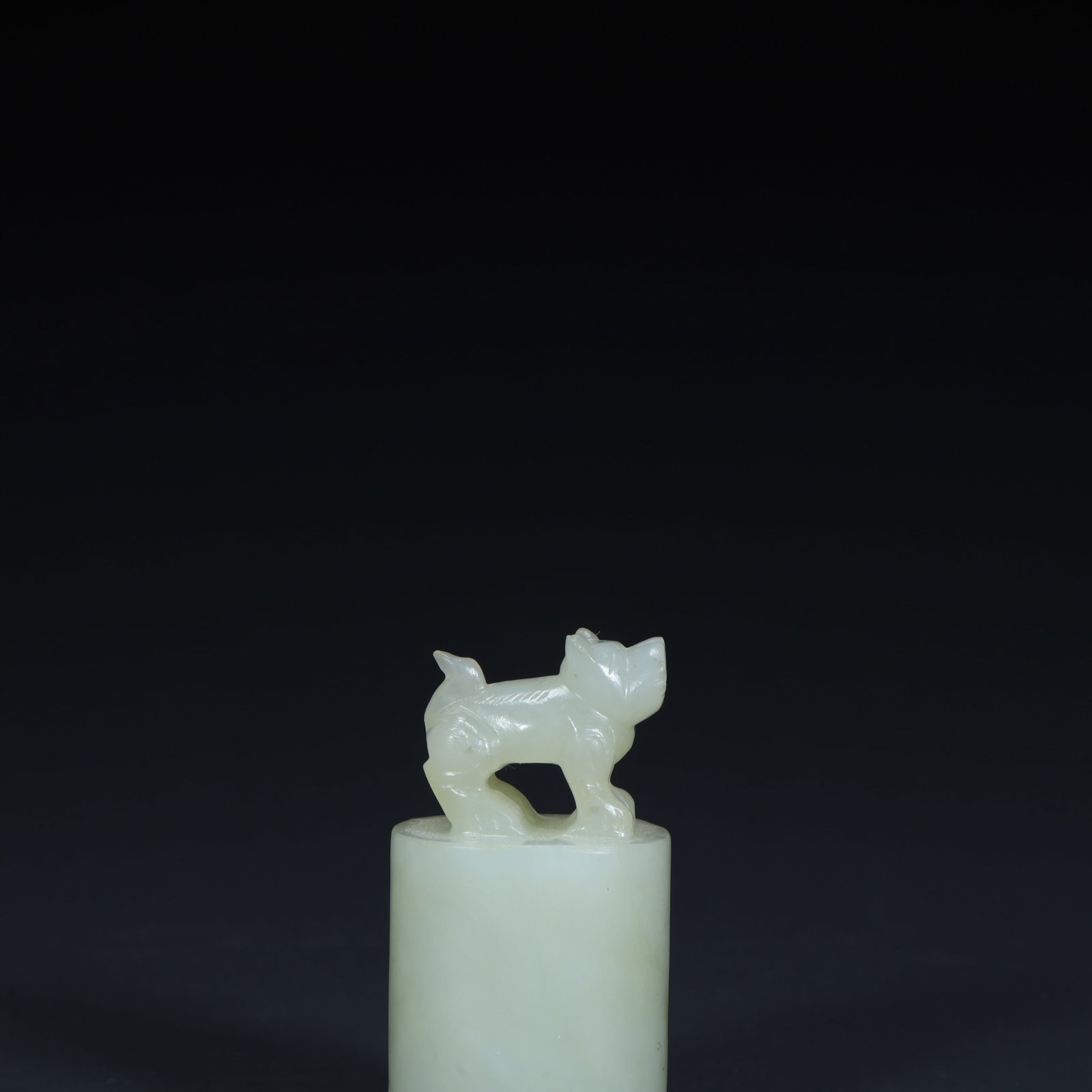 A beautiful celadon beast button seal - 2