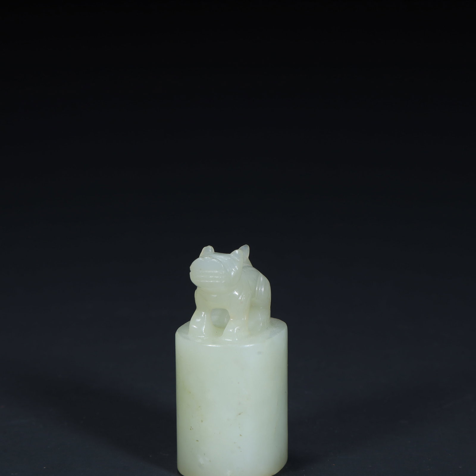 A beautiful celadon beast button seal - 9