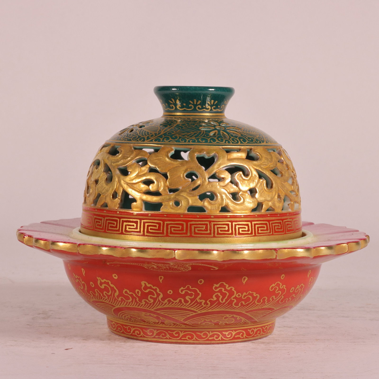 A Qing Dynasty enamel carved with gold painted landscape aromatherapy: The enamel carving of the Qing Dynasty is gold-painted landscape aromatherapy Size:H:9.5cm Belly diameter:12cm (The Dimensions Of All Batches Are Manually Measured.If You Need More Detailed Informatio
