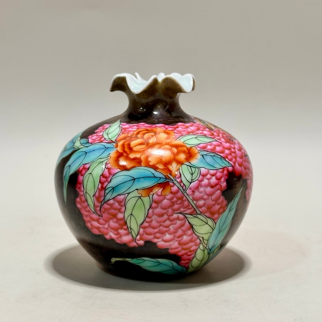 A Qing Dynasty enamel squirrel pomegranate statue: Qing Dynasty enamel squirrel pomegranate statue Size:H:8.8cm Calibre:4cm Belly diameter:9.2cm Bottom:4.6cm (The Dimensions Of All Batches Are Manually Measured.If You Need More Detailed Information, P