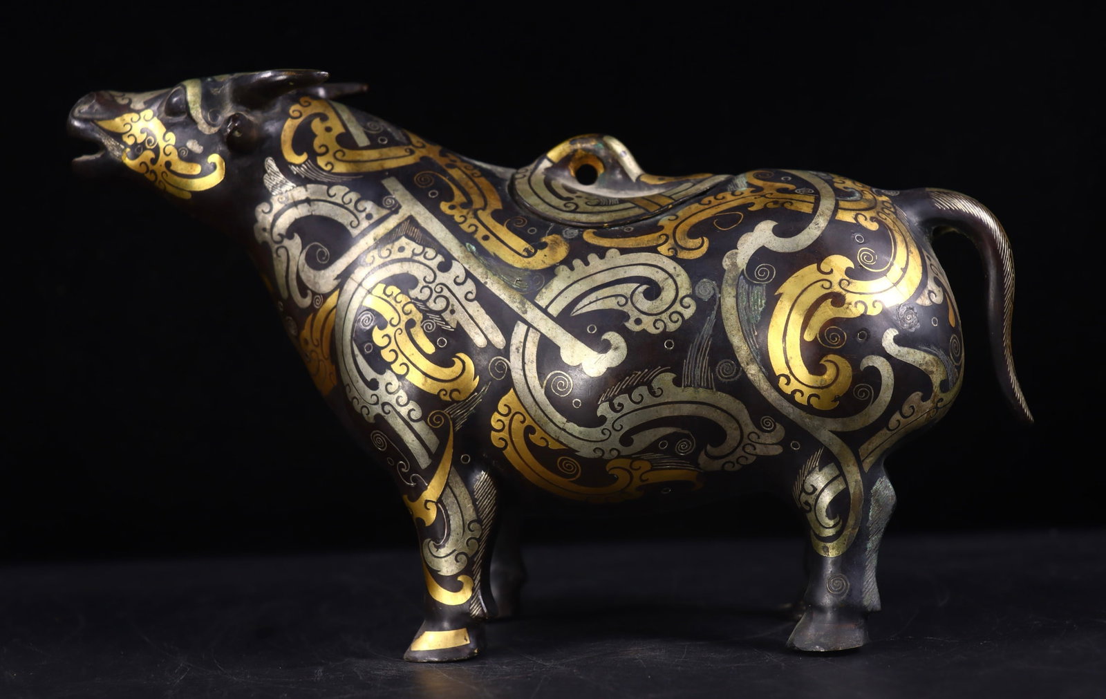 A bronze gold and silver ox from the Han Dynasty's Zhenpin War period: During the Han Dynasty's Zhenpin War, bronze was wrong with gold and silver bulls Size: L: 24 cm; W: 8.5 cm; H: 16 cm; Weight: 1.22 kg (The Dimensions Of All Batches Are Manually Measured.If You Need 