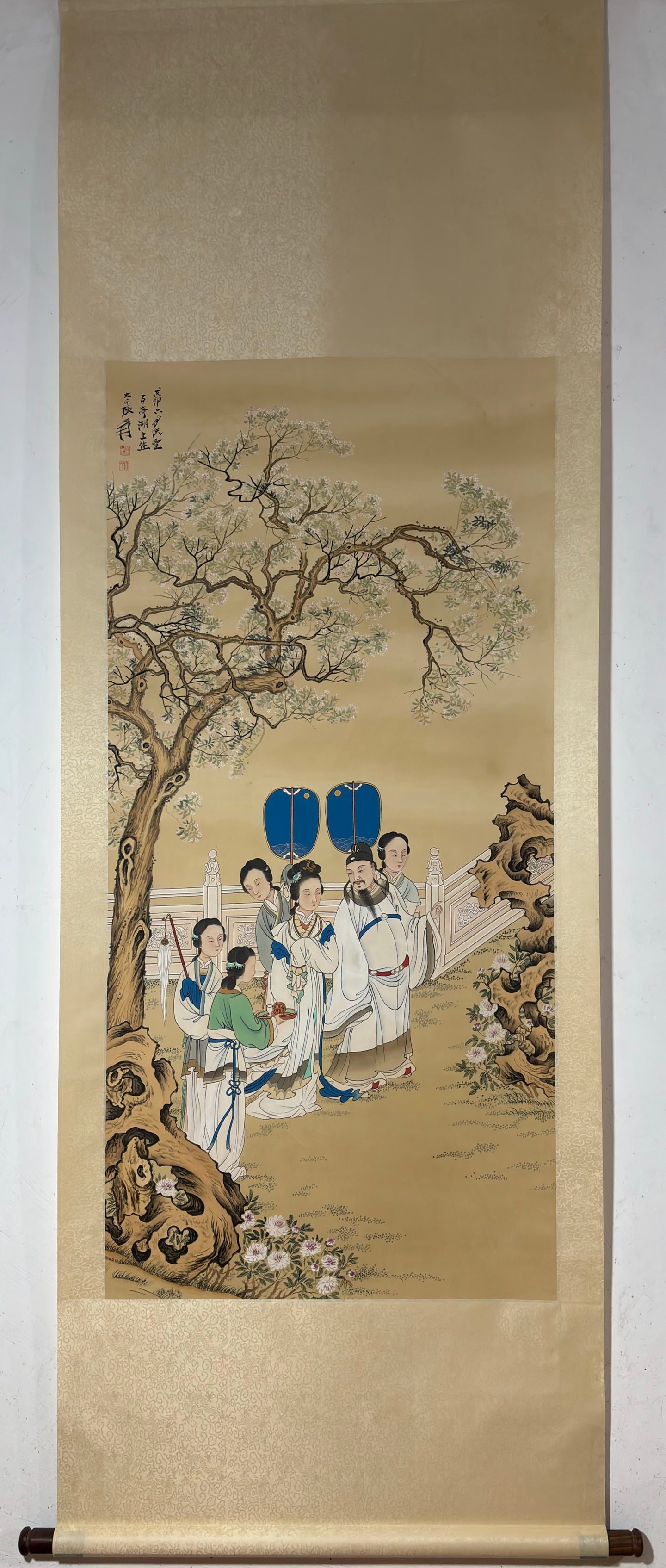 A large number of figures are vertically axis: Zhang Daqian's character picture vertical axis Flower core:Size:133x64cm (The Dimensions Of All Batches Are Manually Measured.If You Need More Detailed Information, Please Contact Our Customer Service