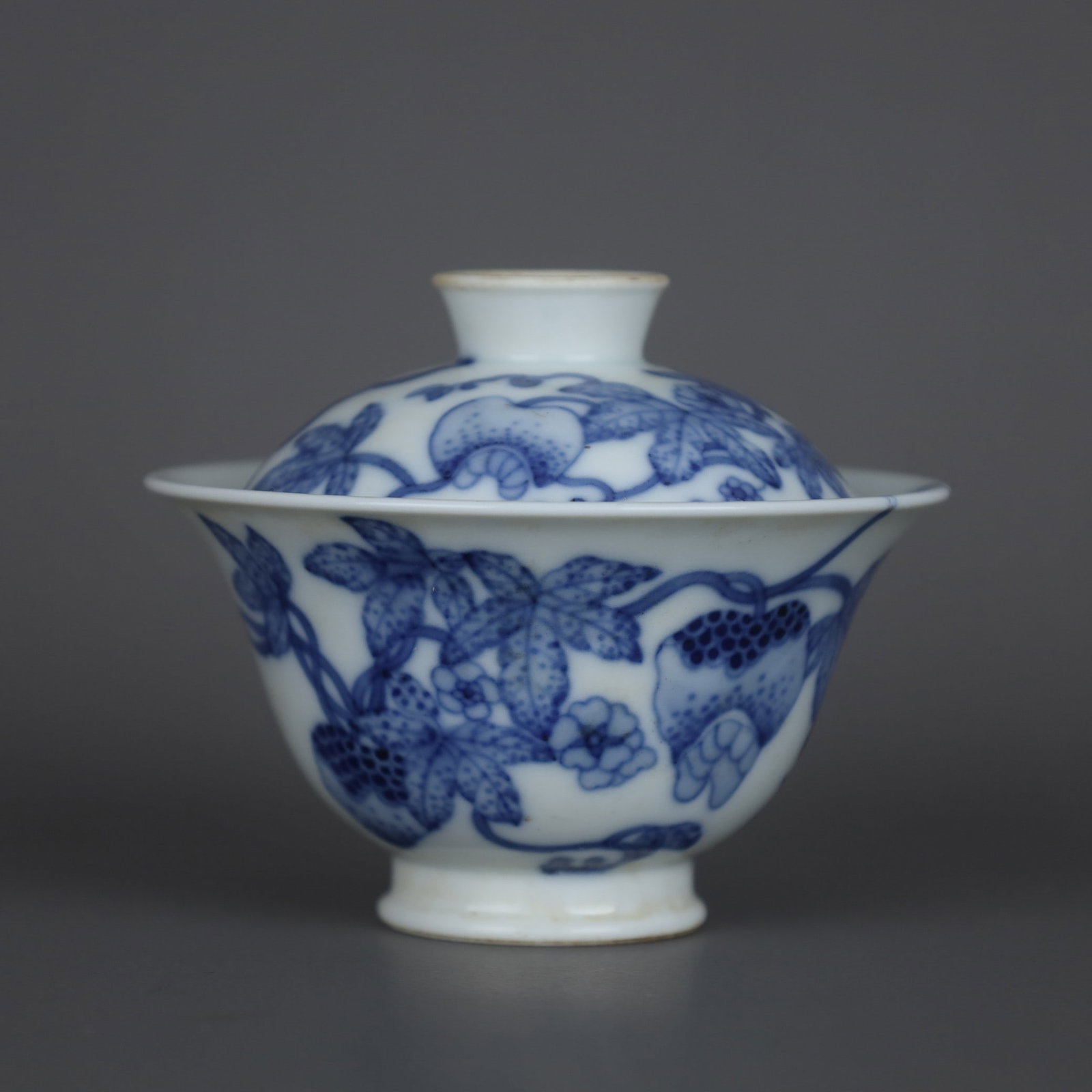 A Song Dynasty official kiln powder celadon glazed furnace (1 of 10)