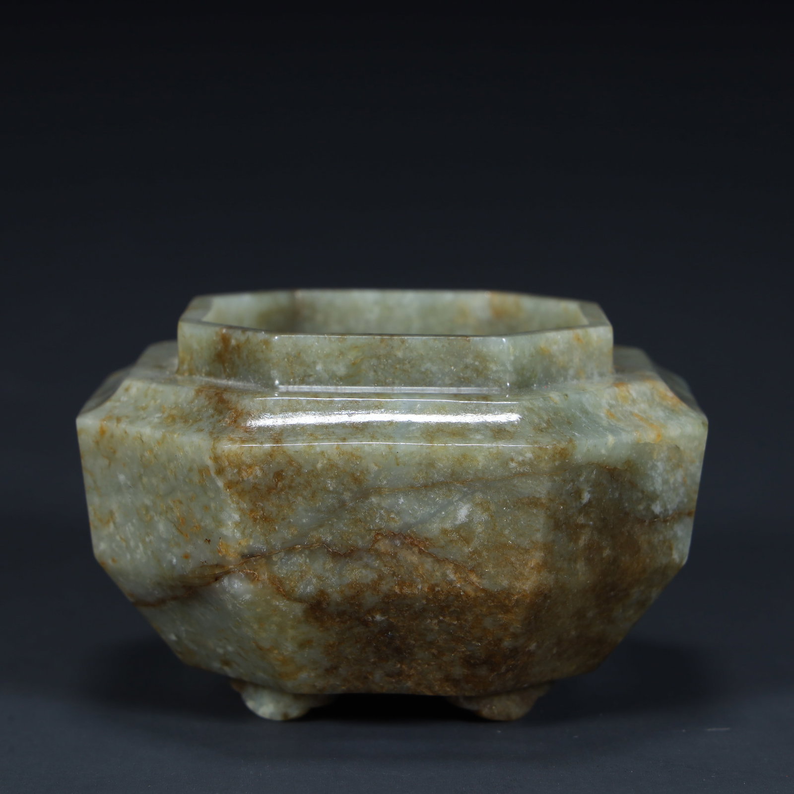 A Qing Dynasty blue and white jade eight-directional water bowl: Qing Dynasty's green and white jade Bafang water bowl Size:H:5.5cmxL:8.8cmxW:8.8cm W: 0.265kg (The Dimensions Of All Batches Are Manually Measured.If You Need More Detailed Information, Please