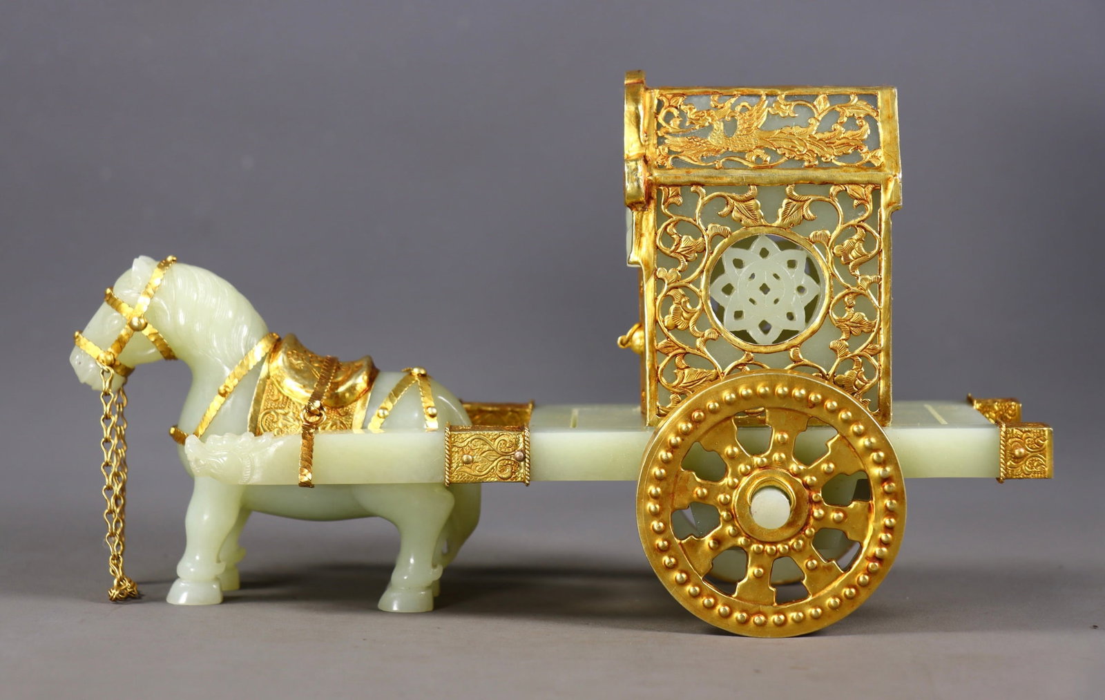 A set of exquisite Hetian white jade-wrapped silver-gilt horse-drawn carriages: Exquisite Hetian white jade-wrapped silver-gilt horse-drawn carriage Size:Vehicle H:14cm L:21cm W:9cm Horse H:9cm L:10.5cm W:4cm W:1.096kg (The Dimensions Of All Batches Are Manually Measured.If You