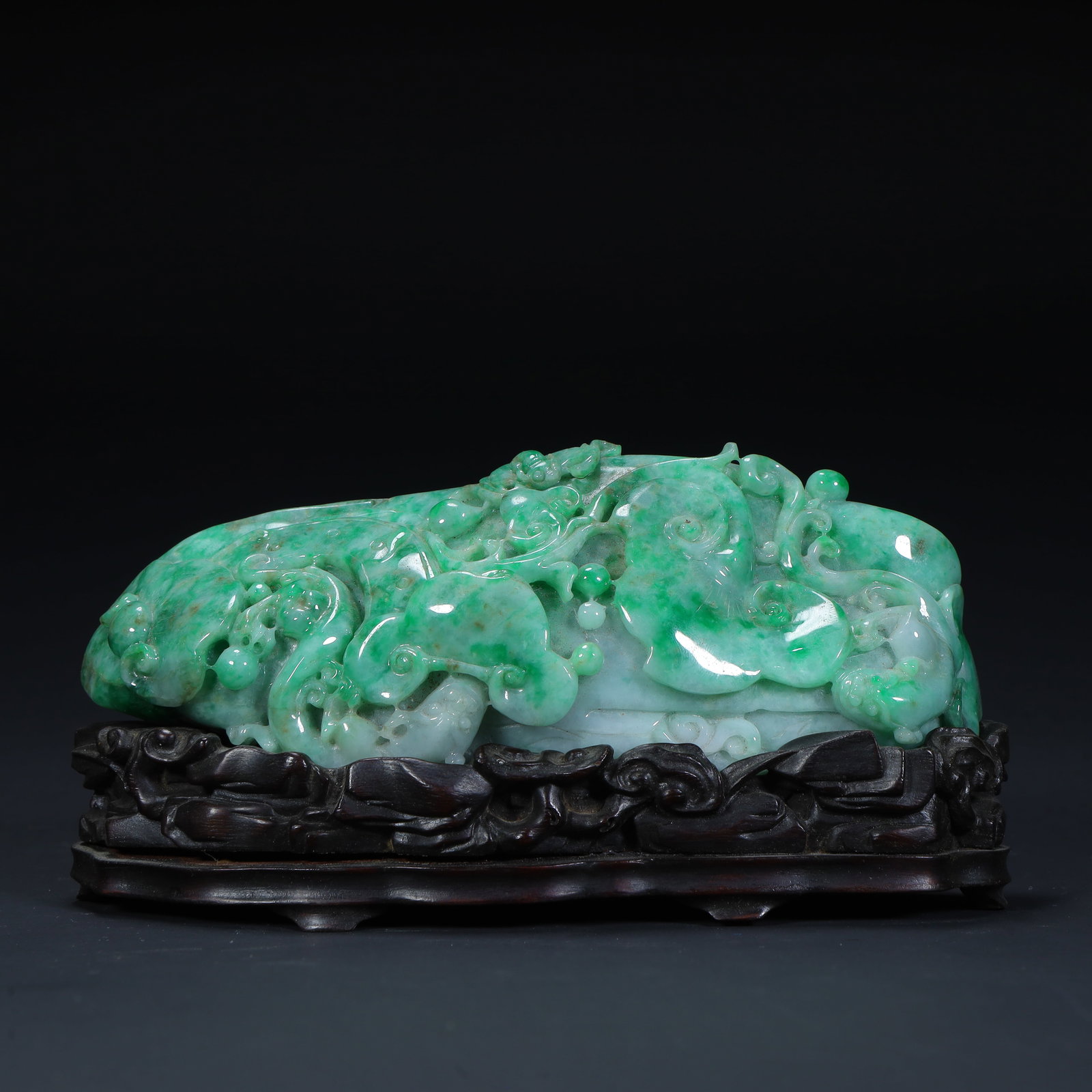 A beautiful jade carved bird pattern mountain ornament: Exquisite jade carved bird pattern mountain ornaments Size:H:5.5cmxL:15.5cmxW:4cm W: 0.495kg (The Dimensions Of All Batches Are Manually Measured.If You Need More Detailed Information, Please Contact