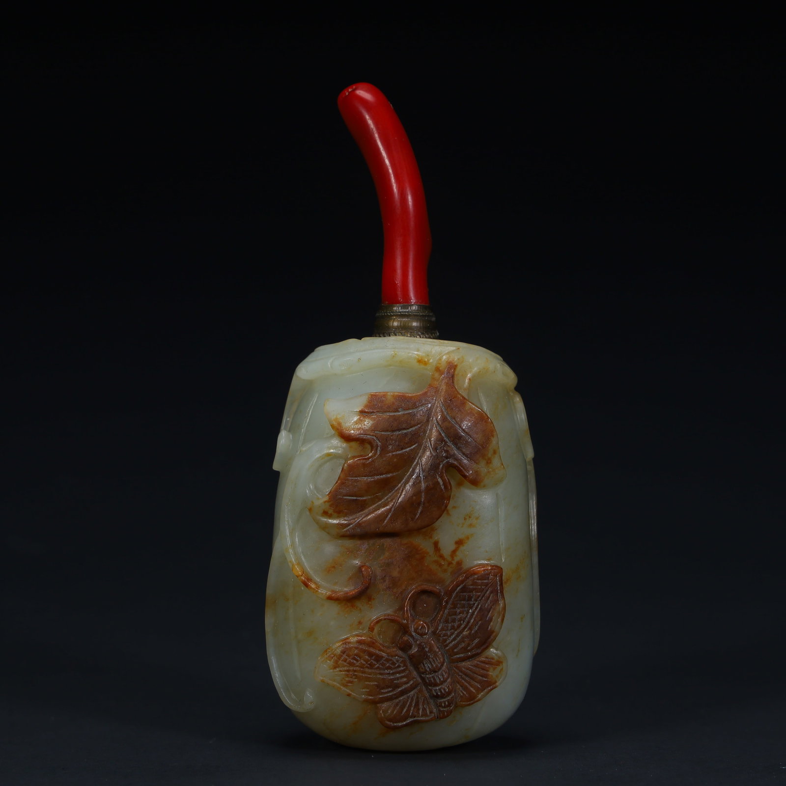 A Qing Dynasty Hetian jade leaf butterfly pattern snuff bottle: Qing Dynasty Hetian jade leaf butterfly pattern snuff bottle Size:H:10cmxL:4cmxW:3cm W: 0.1056kg (The Dimensions Of All Batches Are Manually Measured.If You Need More Detailed Information, Please Cont