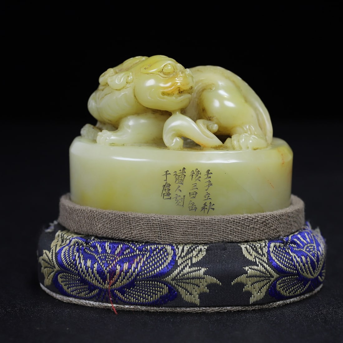 A beautiful Shoushan stone auspicious beast button oval seal: Exquisite Shoushan stone auspicious beast button oval seal Size:L:8cm W:4.8cm H:6cm W:0.295kg (The Dimensions Of All Batches Are Manually Measured.If You Need More Detailed Information, Please Contact