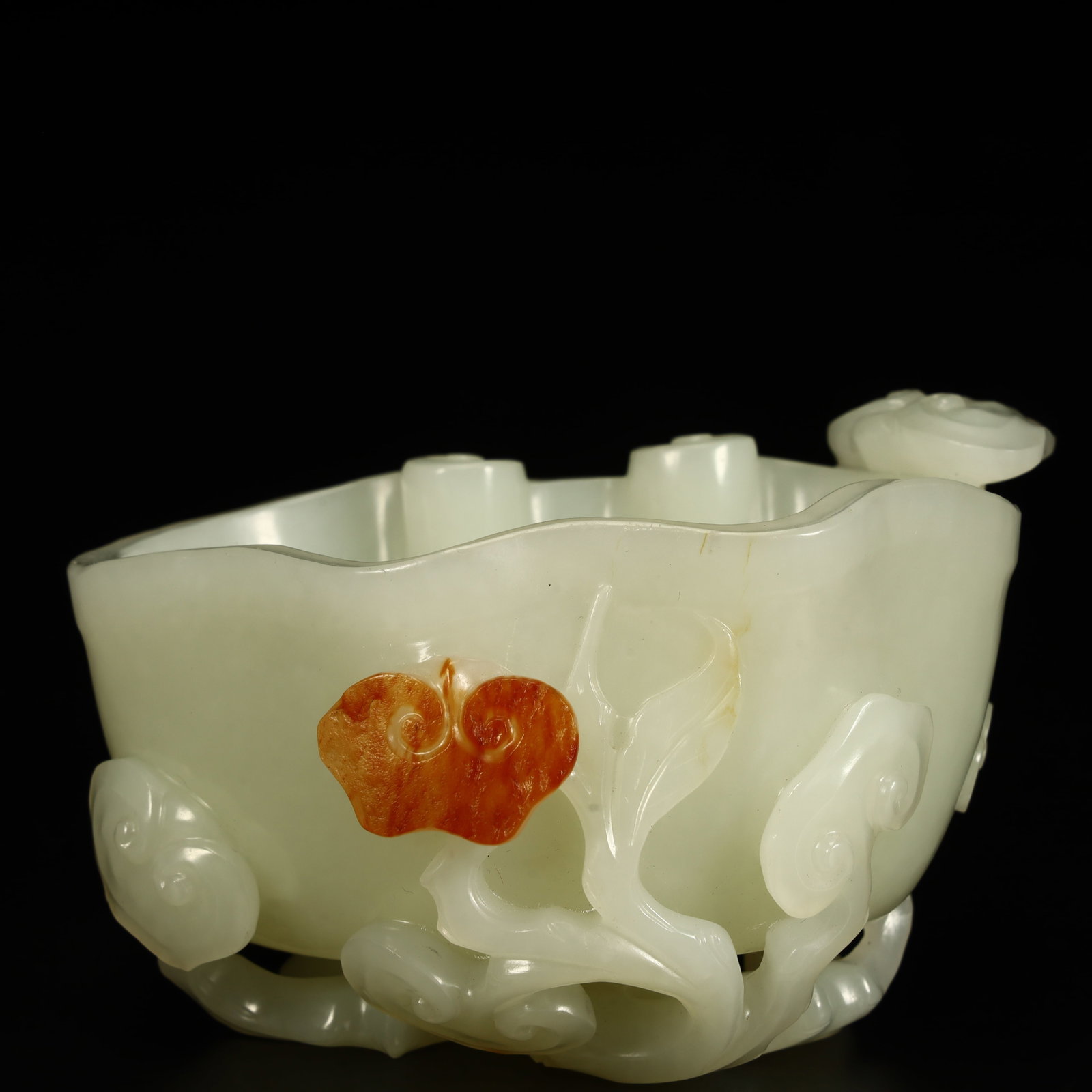 A piece of Hetian jade Ganoderma lucidum pattern pen wash of the Qing Dynasty: Qing Dynasty Hetian jade Ganoderma lucidum pattern pen wash Size:H:8cmxL:12cmxW:9cm W: 0.63kg (The Dimensions Of All Batches Are Manually Measured.If You Need More Detailed Information, Please Contact